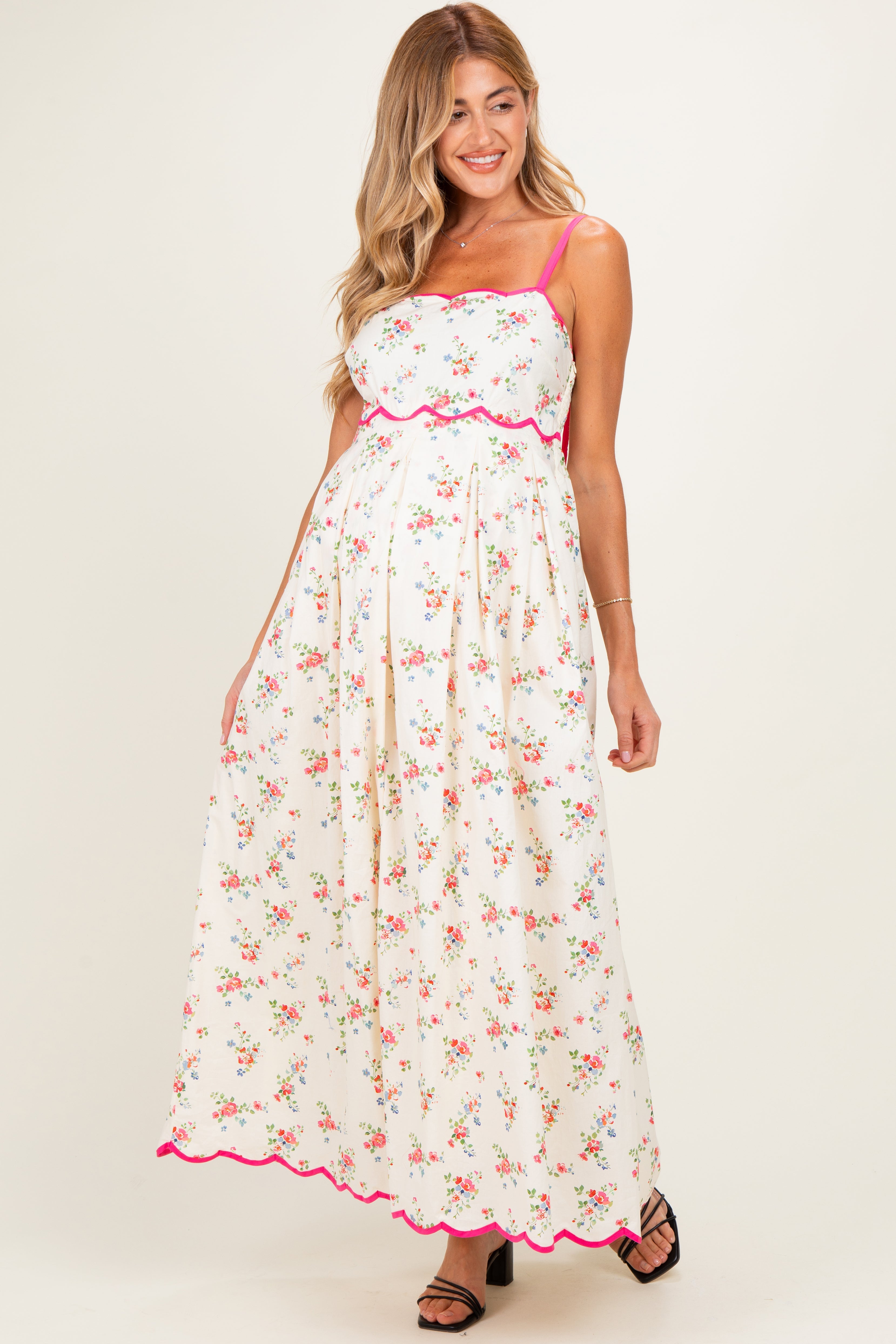 Umstands-Maxikleid mit Blumenmuster, Bogenkante und Kontrastdetail in Creme und Rosa