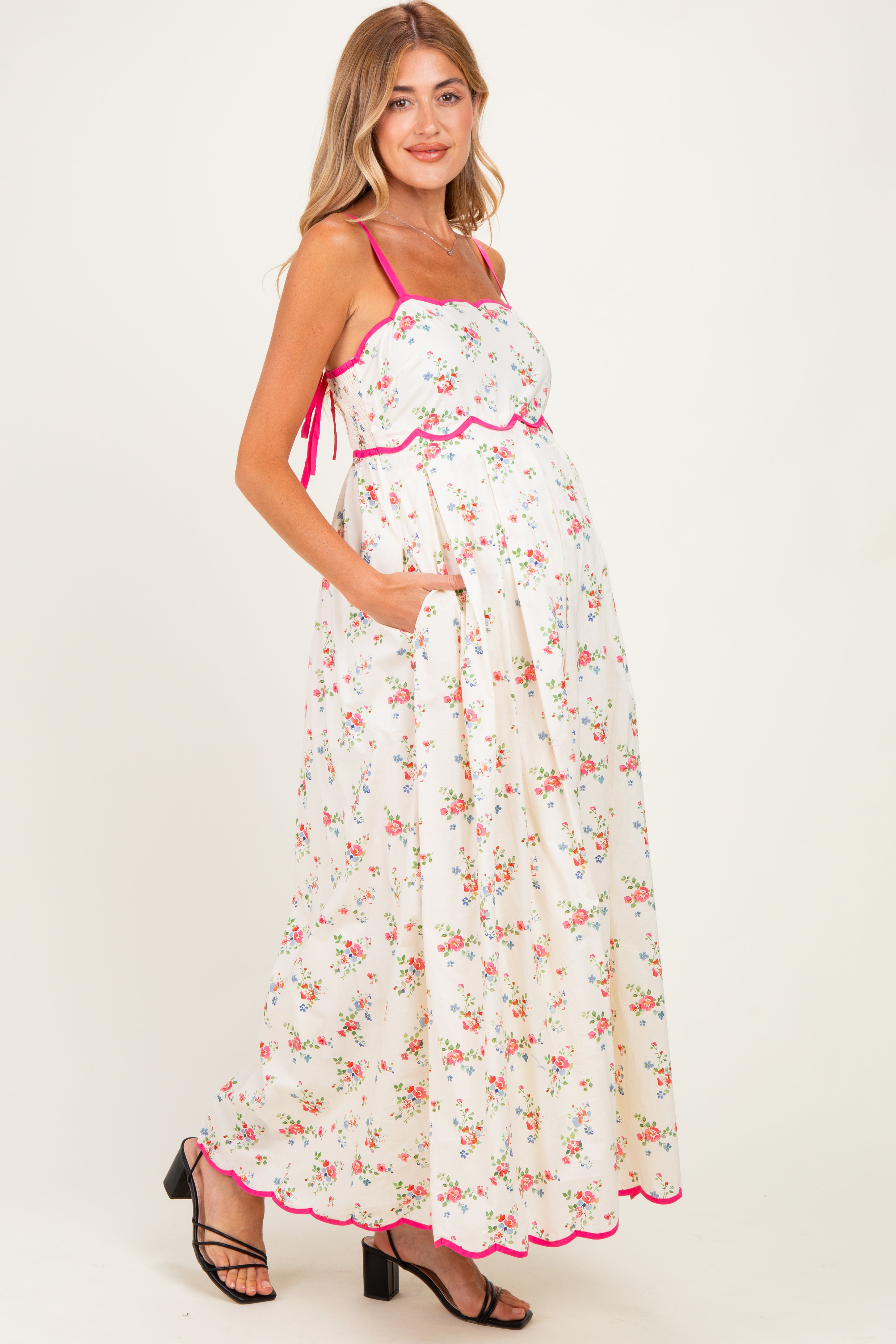 Umstands-Maxikleid mit Blumenmuster, Bogenkante und Kontrastdetail in Creme und Rosa