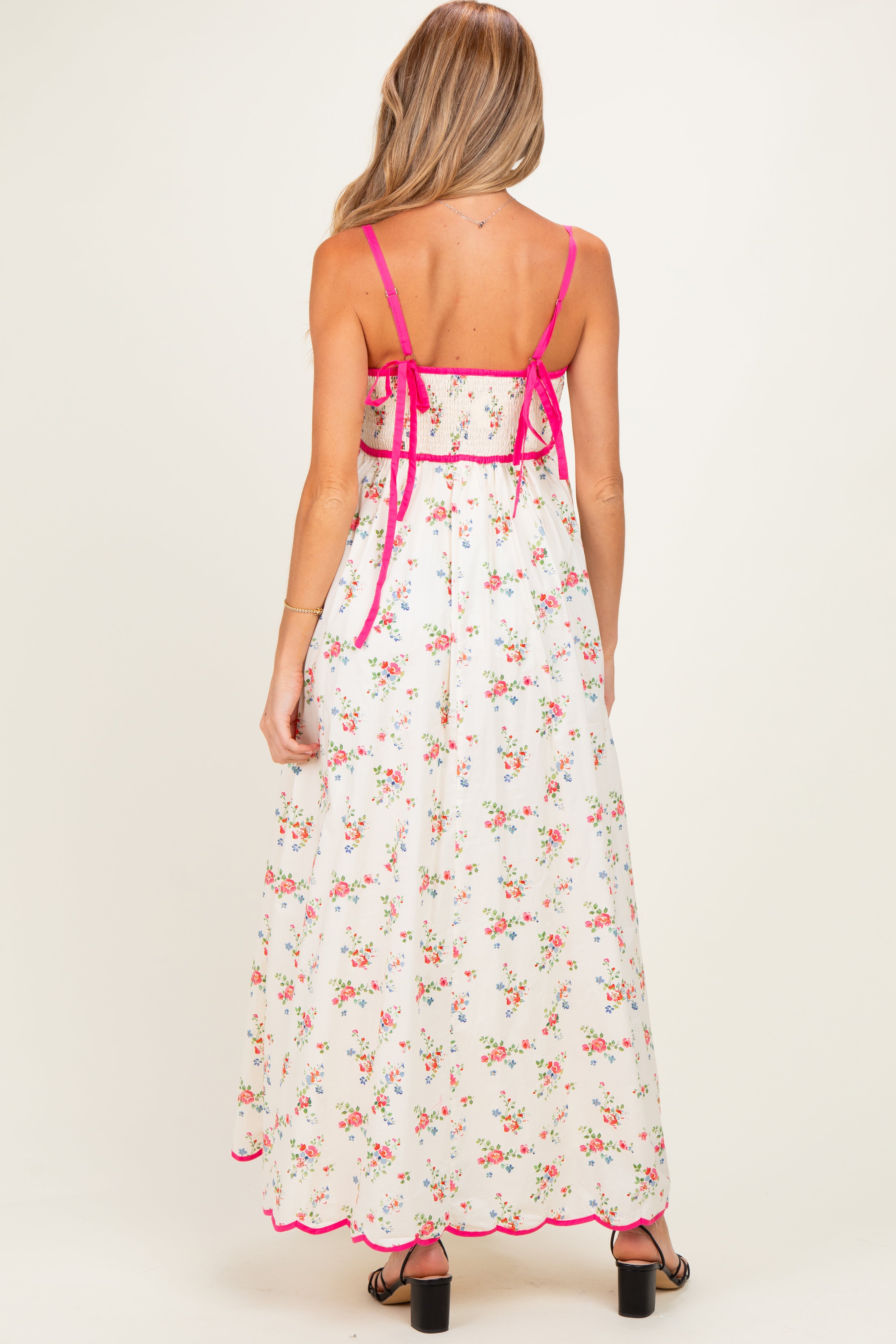 Umstands-Maxikleid mit Blumenmuster, Bogenkante und Kontrastdetail in Creme und Rosa