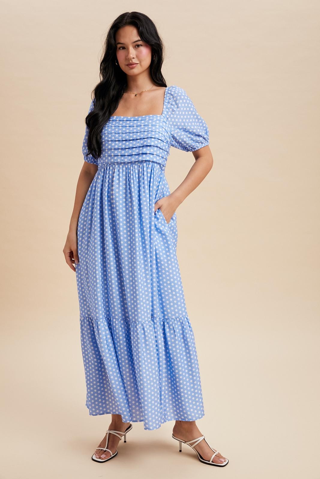 Blaues Umstands-Maxikleid mit Plissee und Punktemuster