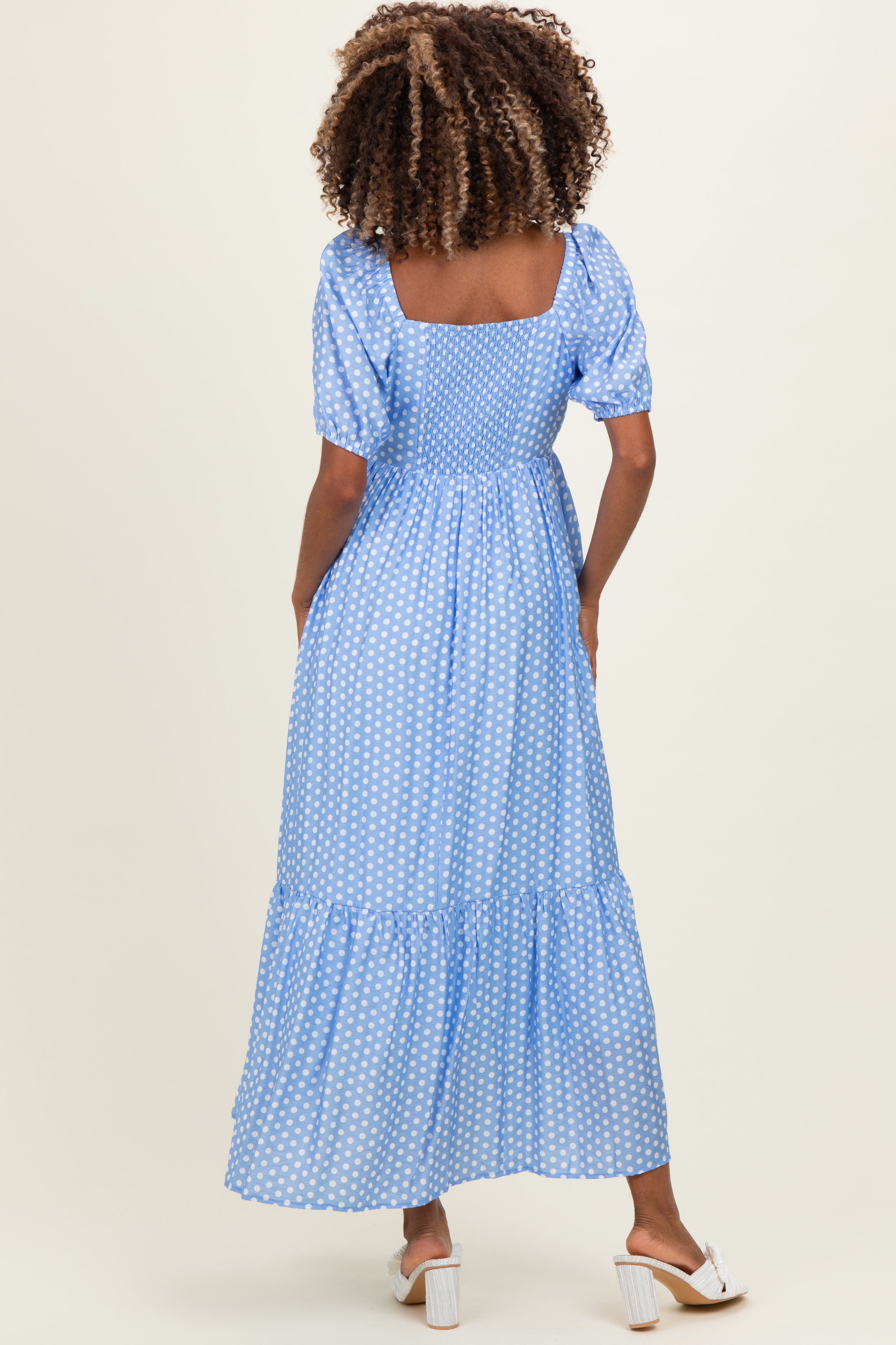 Blaues Umstands-Maxikleid mit Plissee und Punktemuster