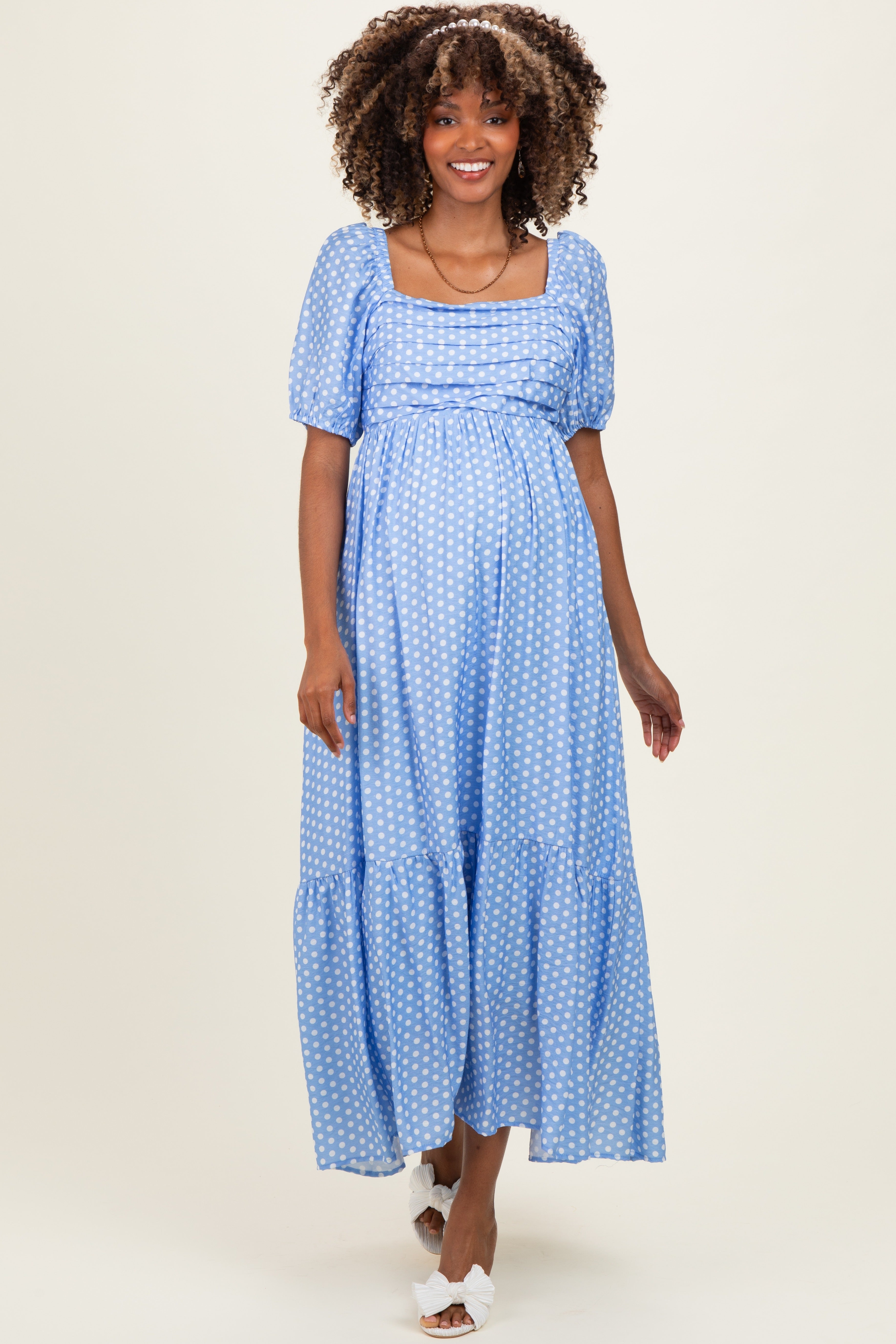 Blaues Umstands-Maxikleid mit Plissee und Punktemuster