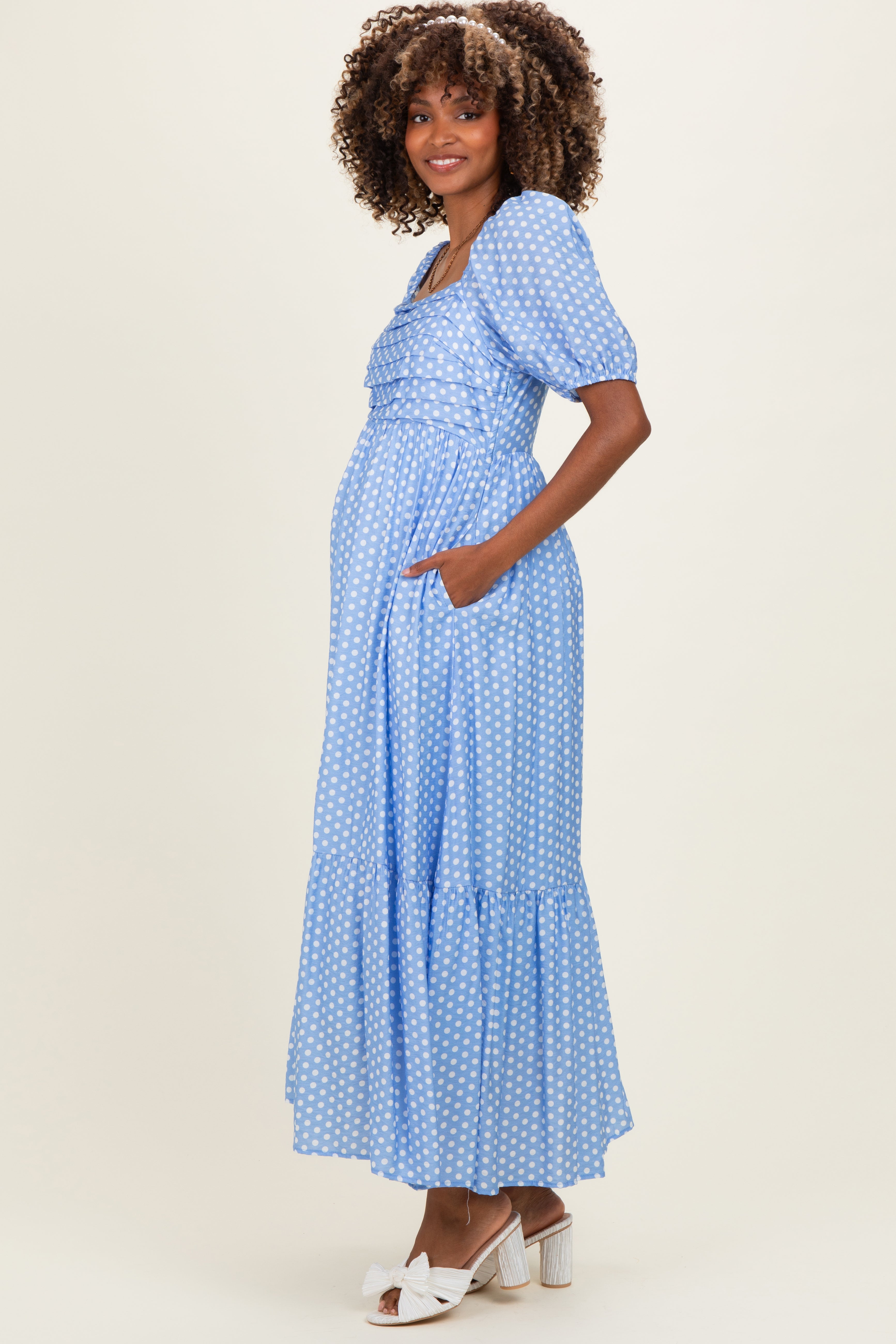 Blaues Umstands-Maxikleid mit Plissee und Punktemuster