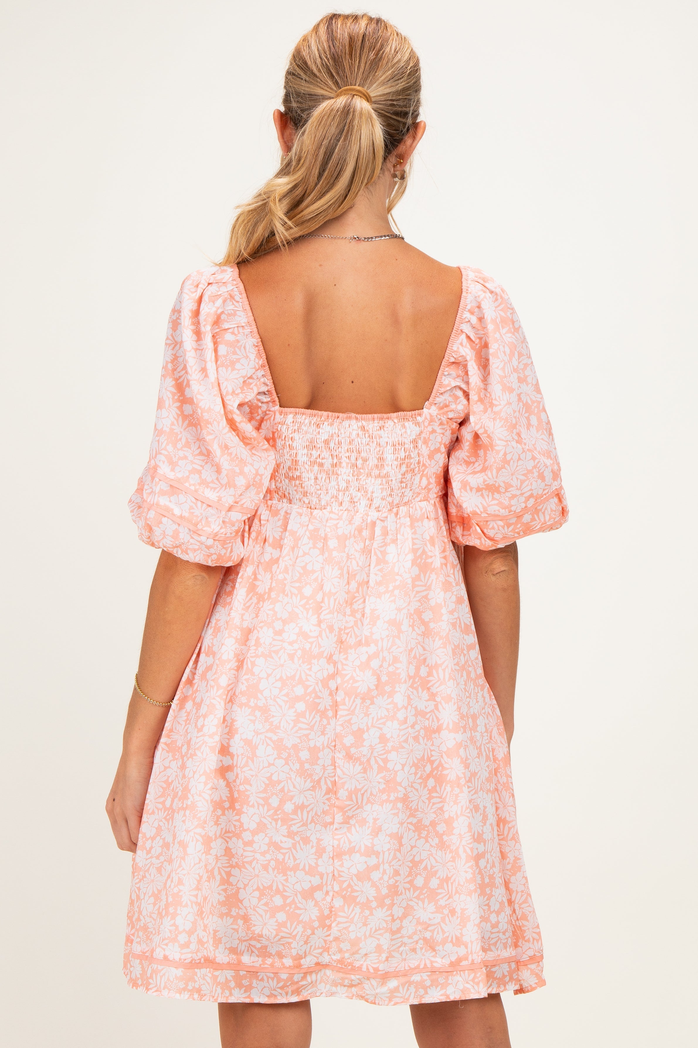 Umstands-Minikleid mit Blumenmuster und Kontrasteinfassung