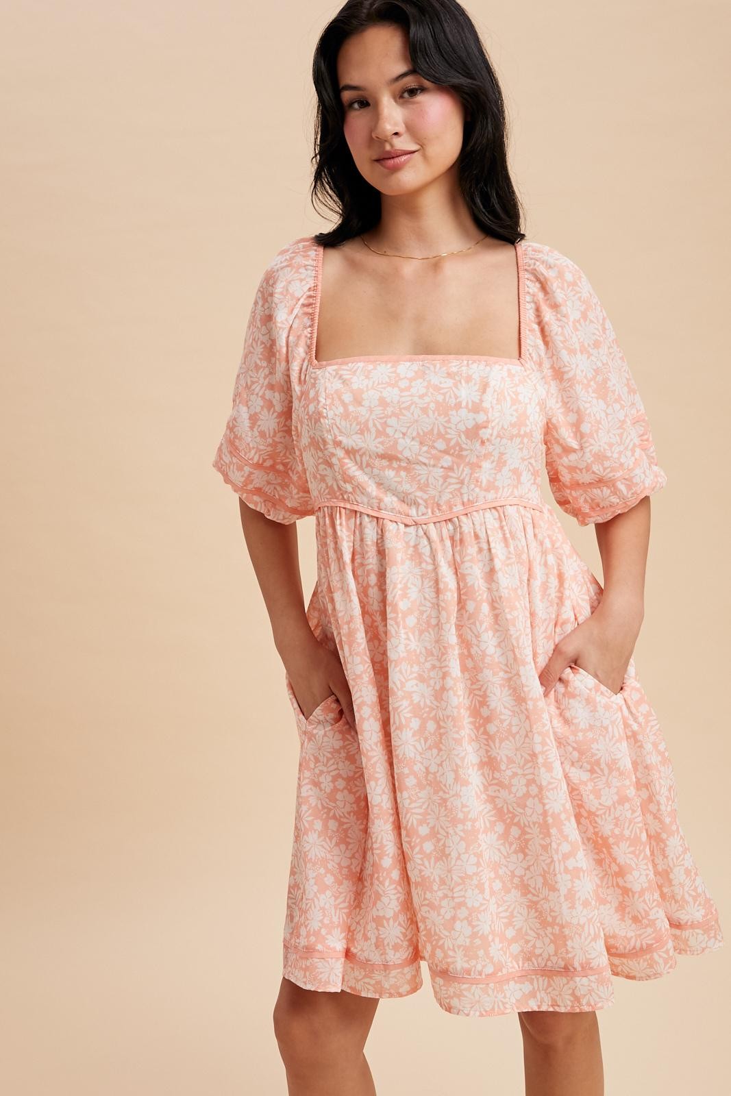Umstands-Minikleid mit Blumenmuster und Kontrasteinfassung