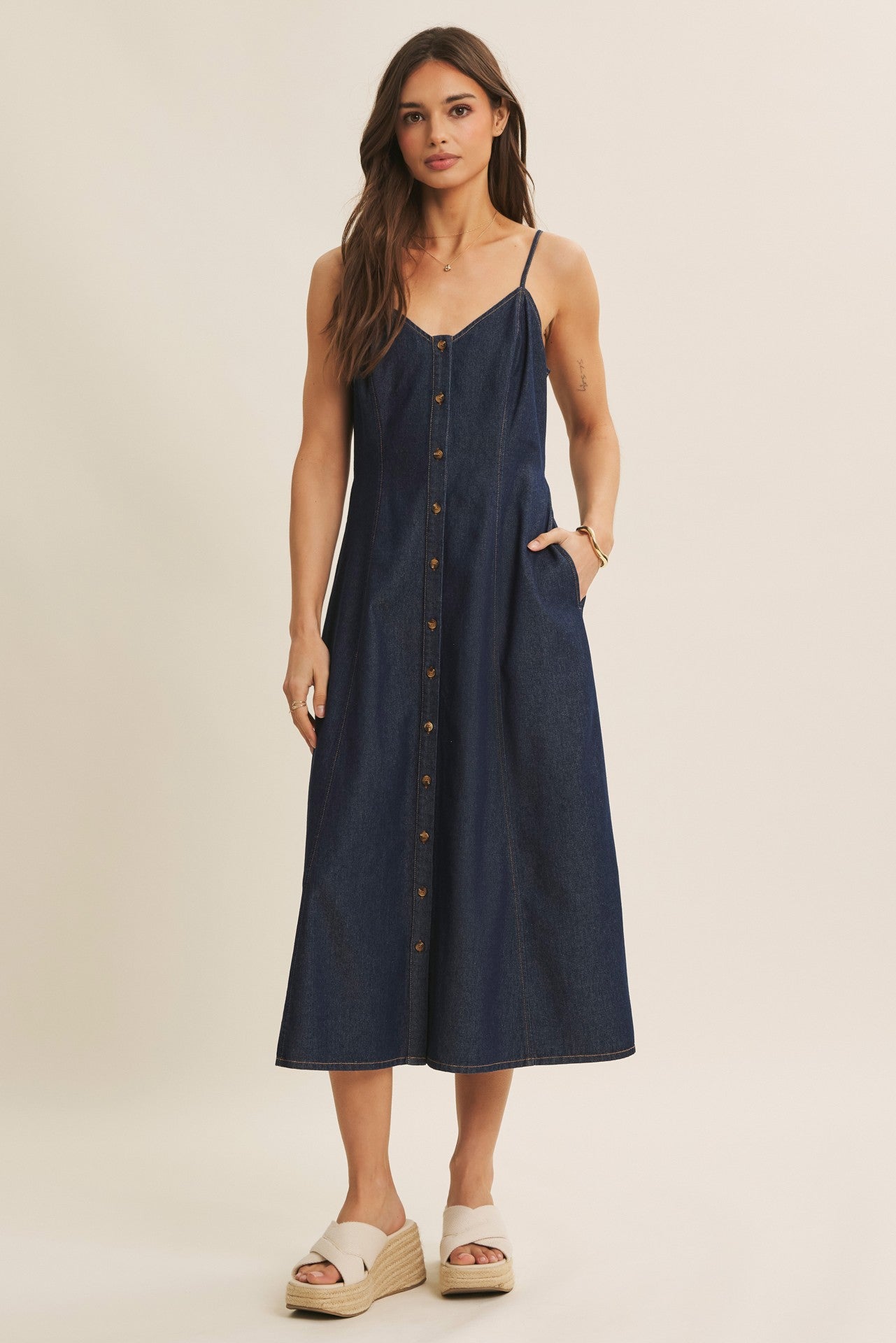 Marineblaues Umstands-Midikleid aus Denim mit Knopfleiste