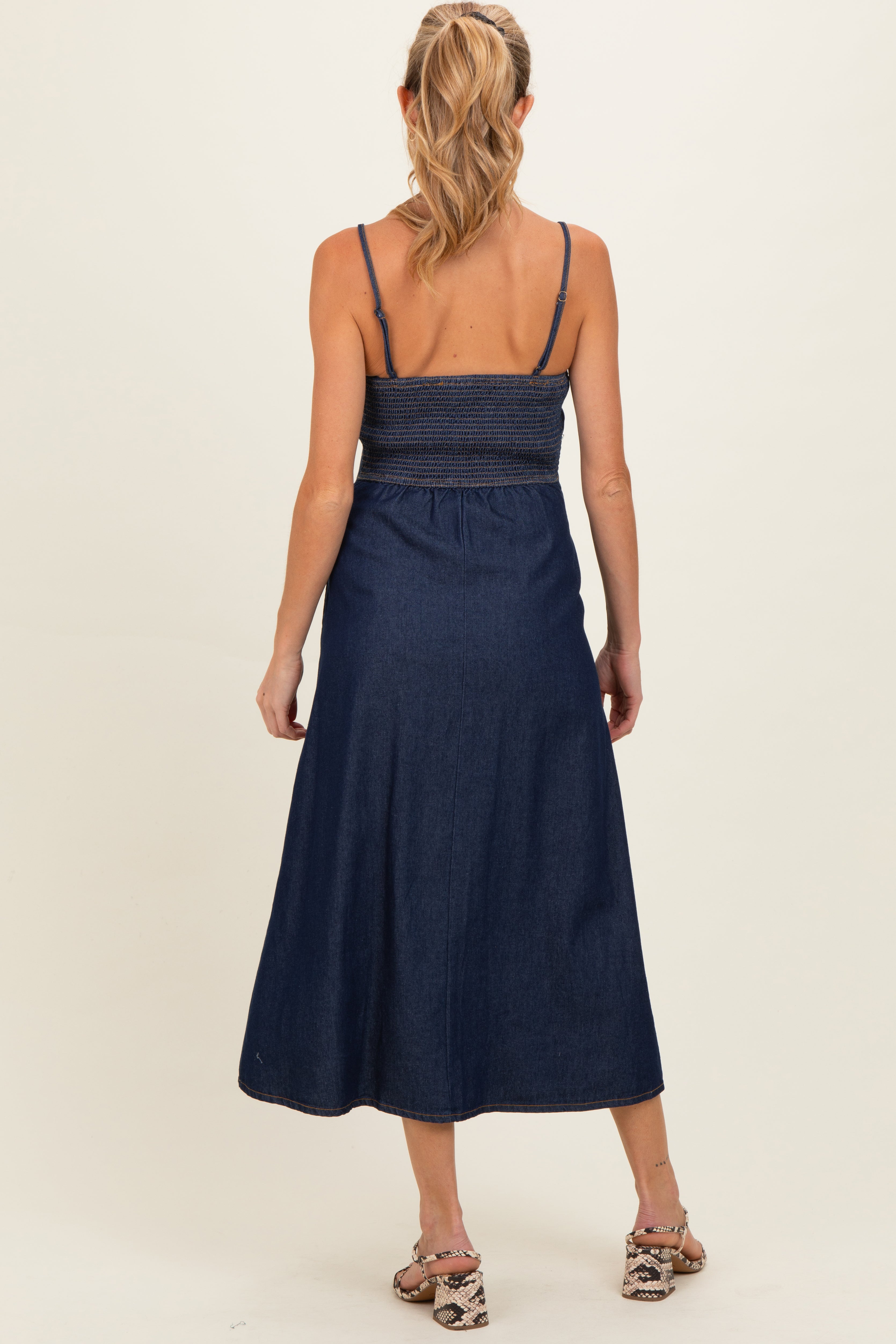 Marineblaues Umstands-Midikleid aus Denim mit Knopfleiste