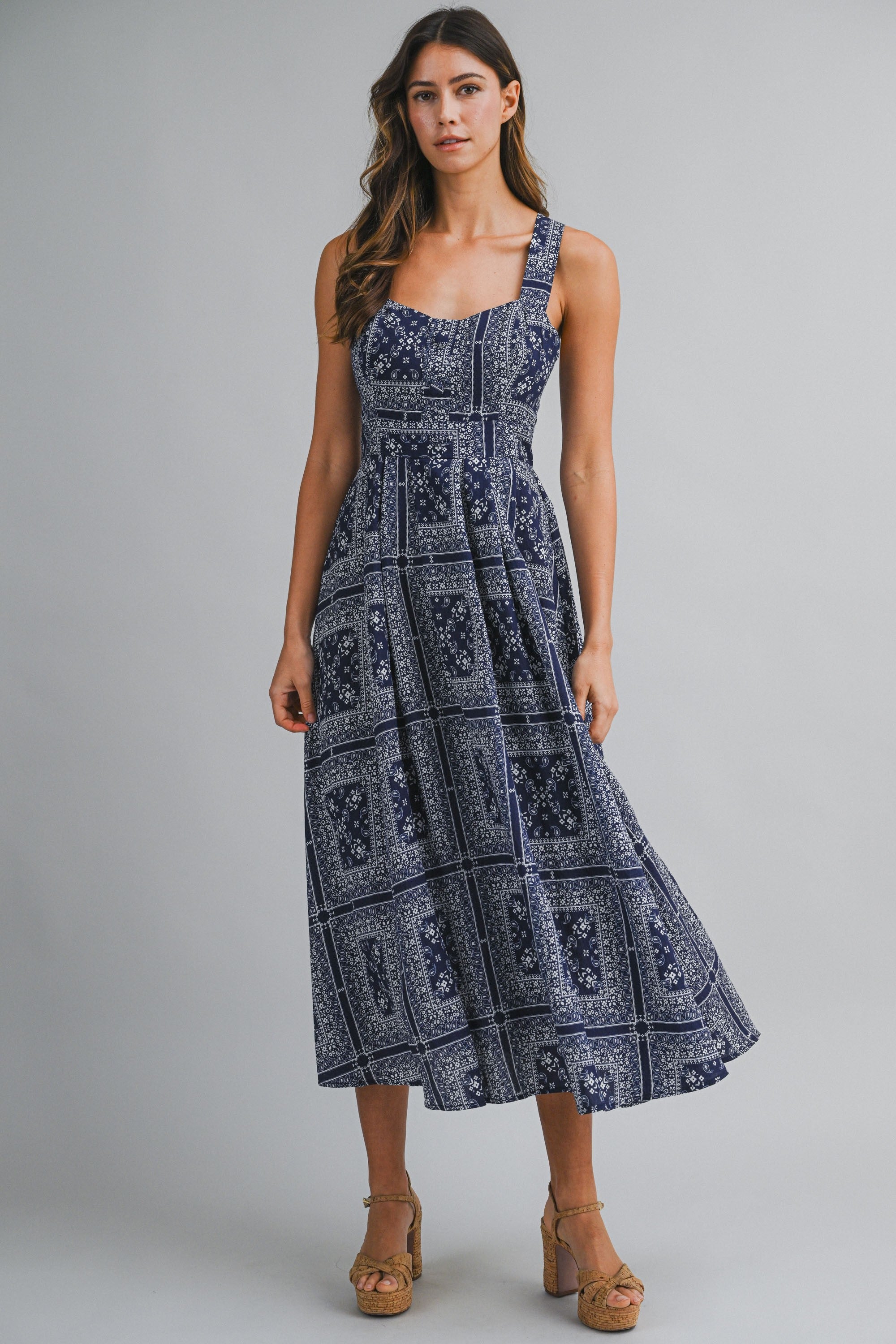 Umstandsmidikleid mit Bandana-Print und gekreuztem Rücken