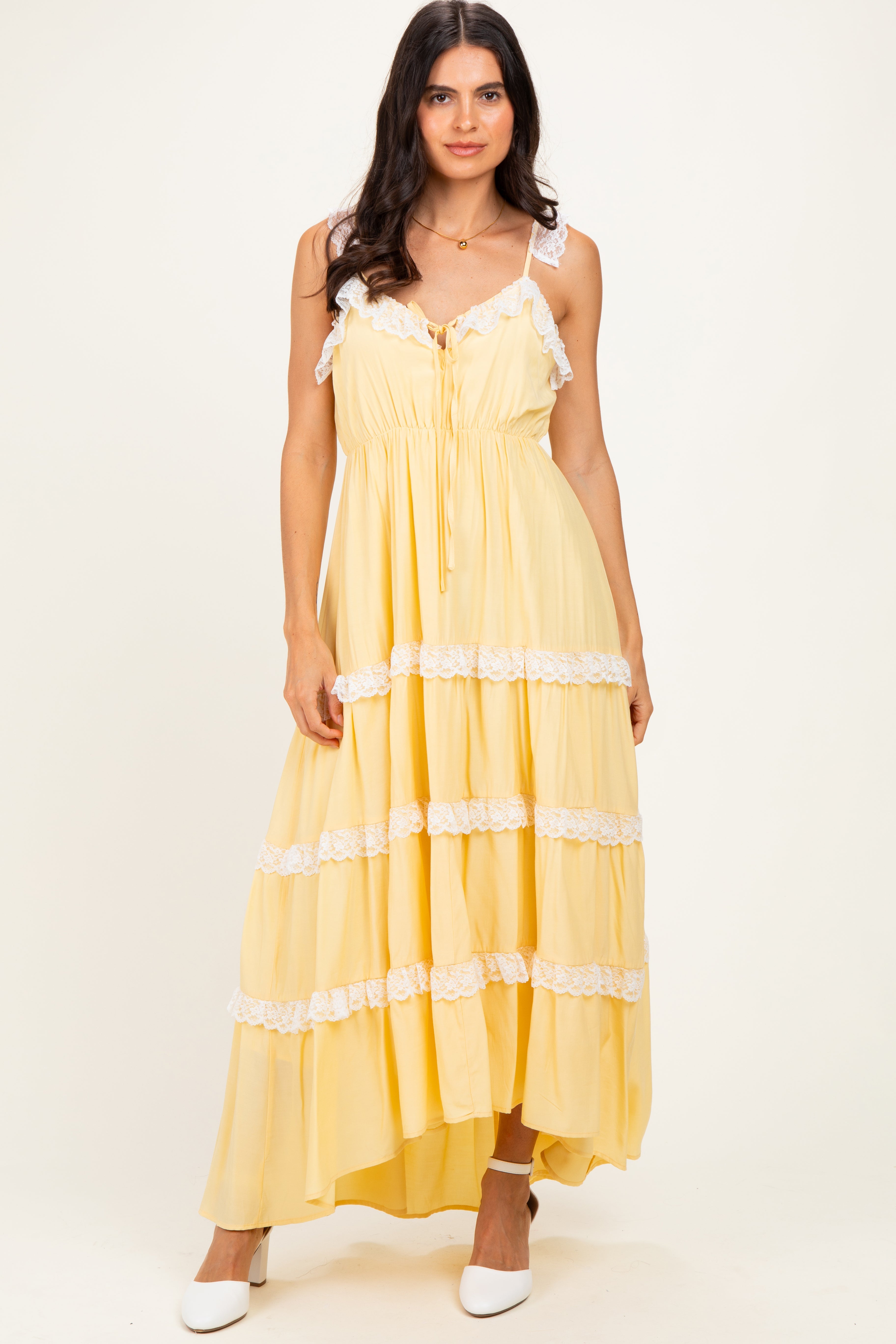 Gelbes Umstands-Maxikleid mit Spitzenbesatz und Stufenrock