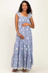 Blau gestreiftes besticktes gesmoktes Umstands-Maxikleid