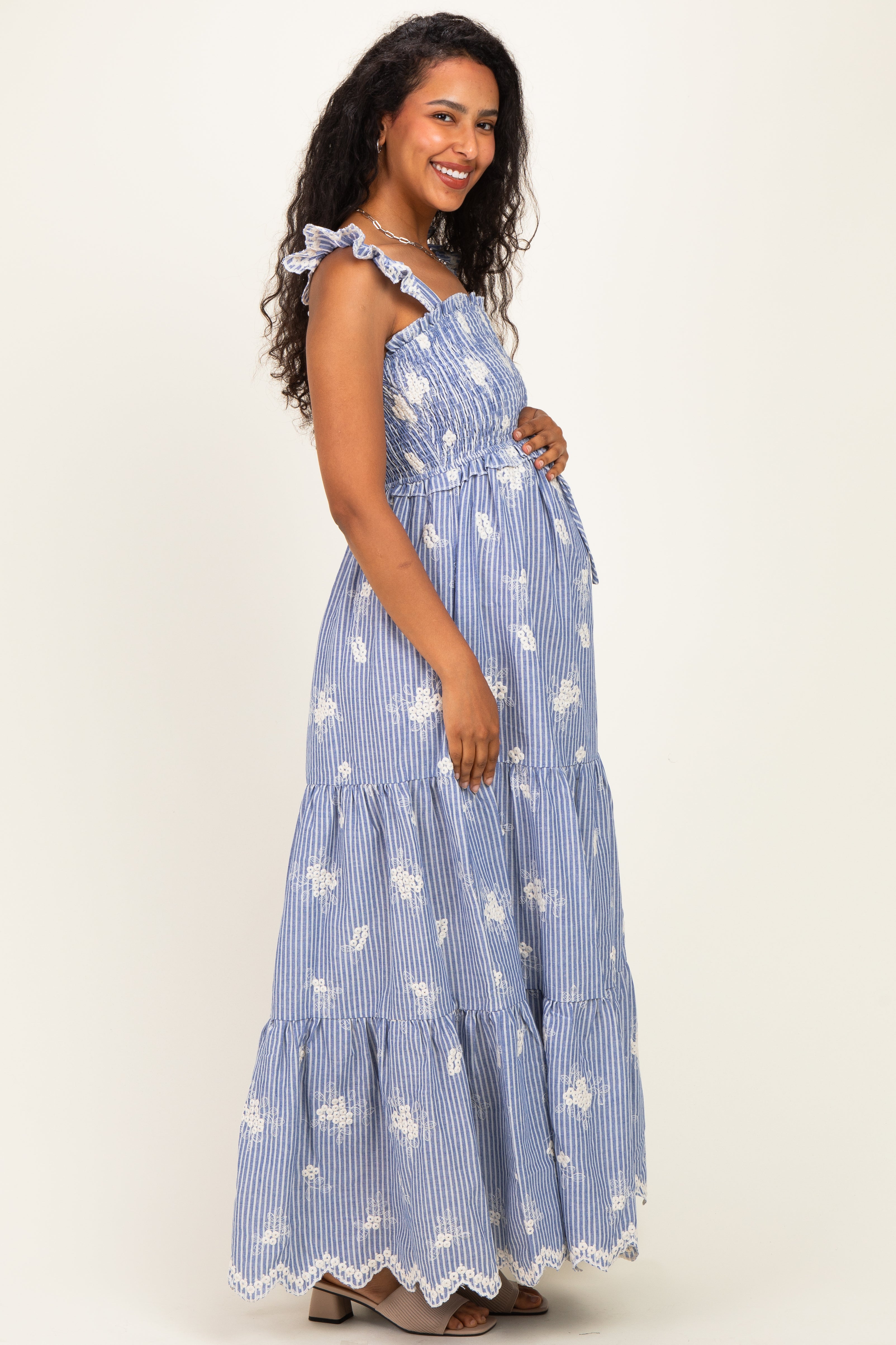 Blau gestreiftes besticktes gesmoktes Umstands-Maxikleid