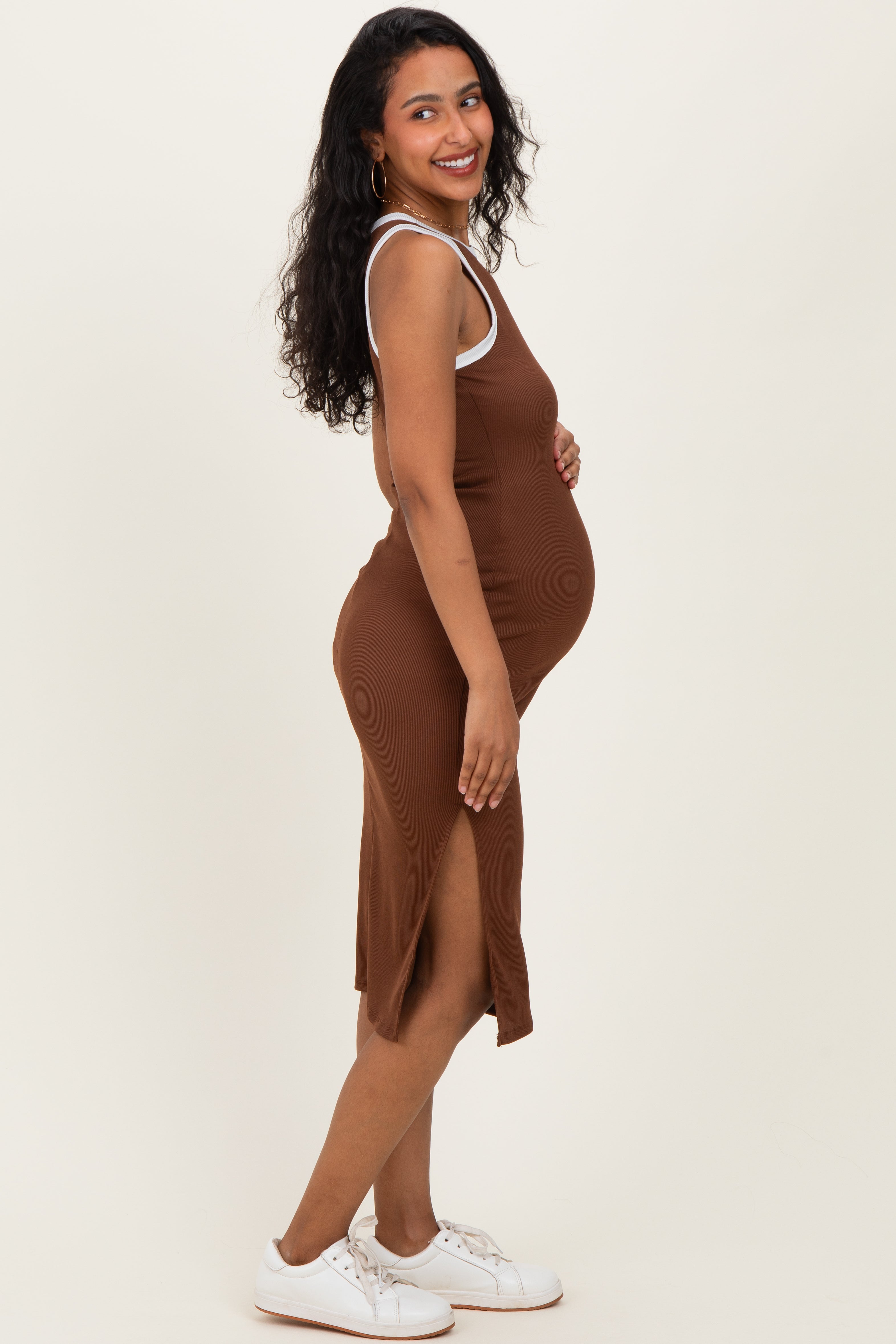 Ärmelloses geripptes Umstands-Midikleid in Braun/Zartweiß mit Stehkragen