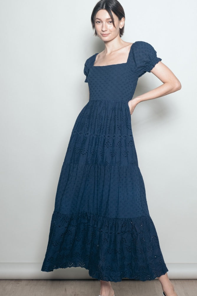 Umstands-Maxikleid in Mitternachtsblau mit bestickter Lochspitze