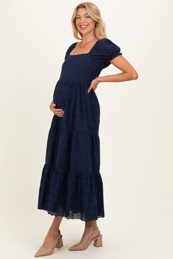 Umstands-Maxikleid in Mitternachtsblau mit bestickter Lochspitze