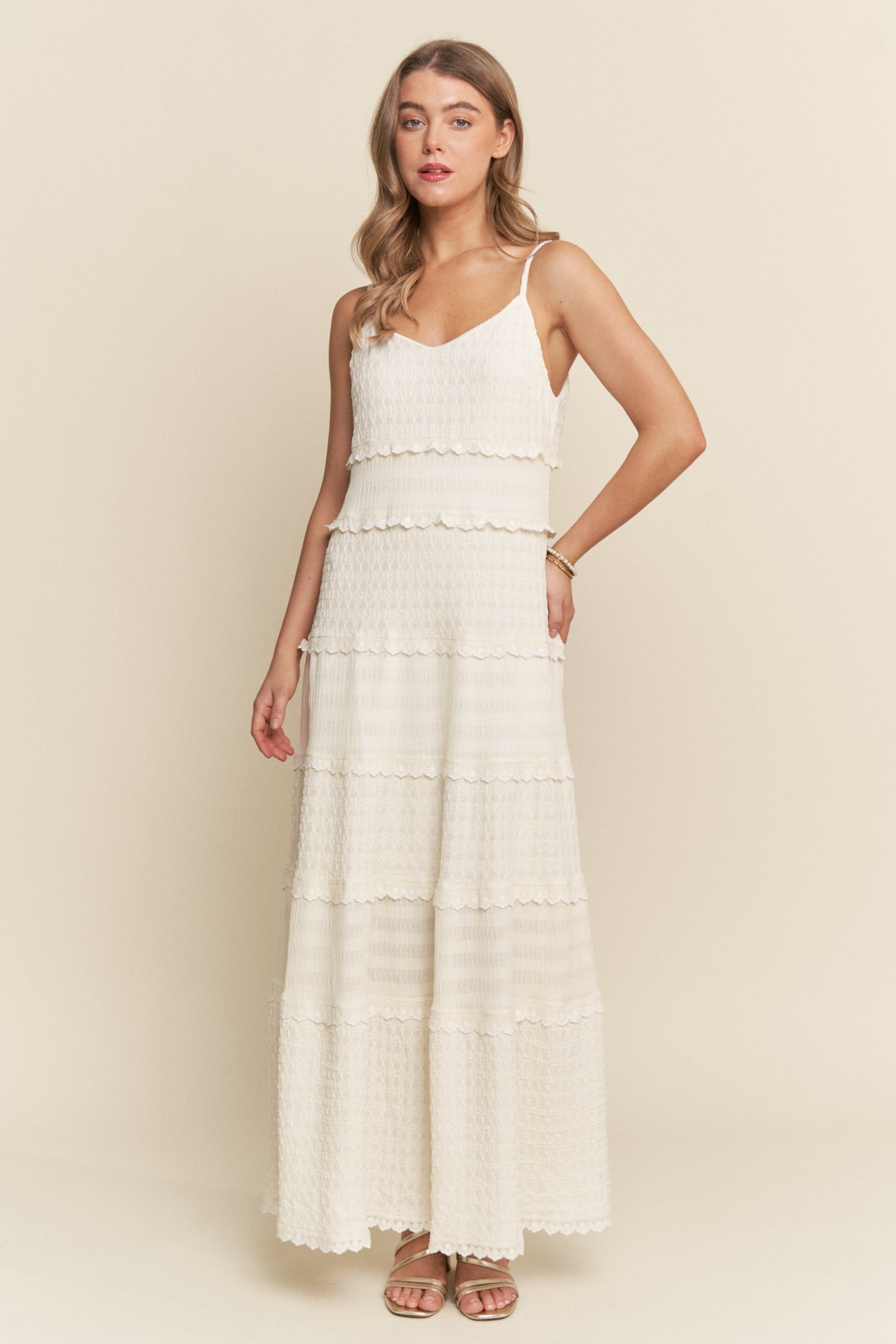 Elfenbeinfarbenes strukturiertes Umstands-Maxikleid mit Stufenrock und Spitzenbesatz