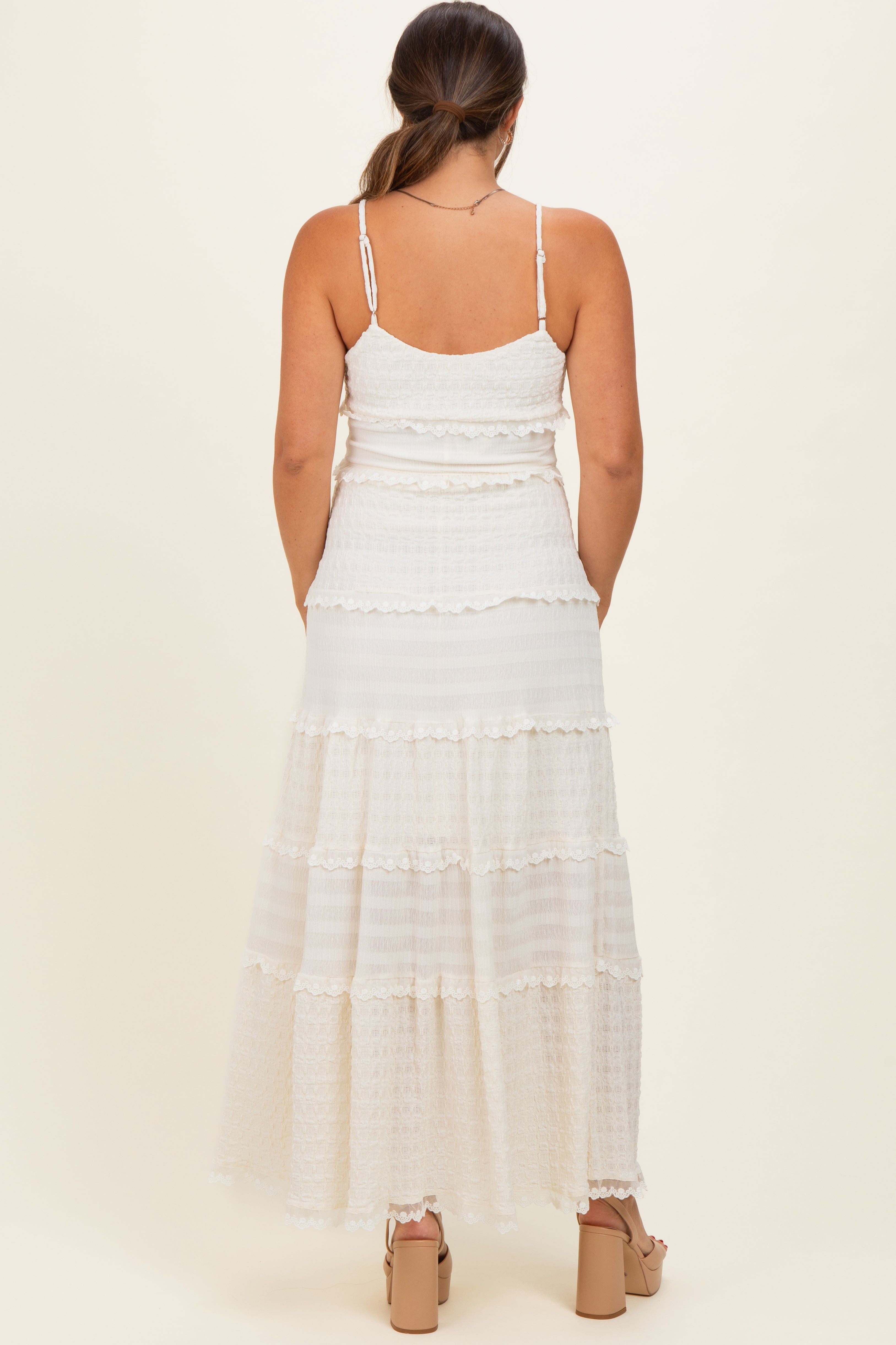Elfenbeinfarbenes strukturiertes Umstands-Maxikleid mit Stufenrock und Spitzenbesatz