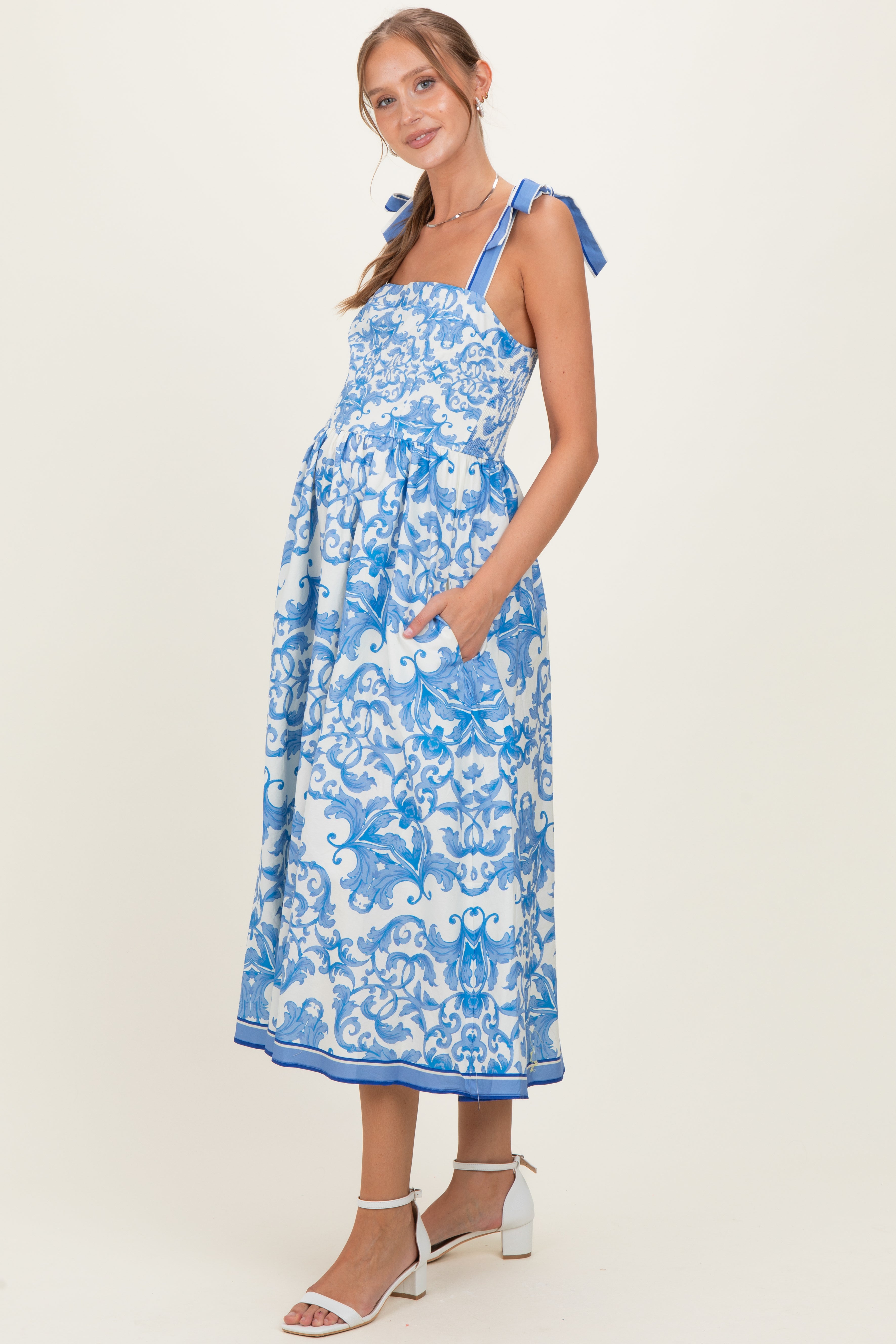 Blaues Umstands-Midikleid aus Damast mit Schulterbindung