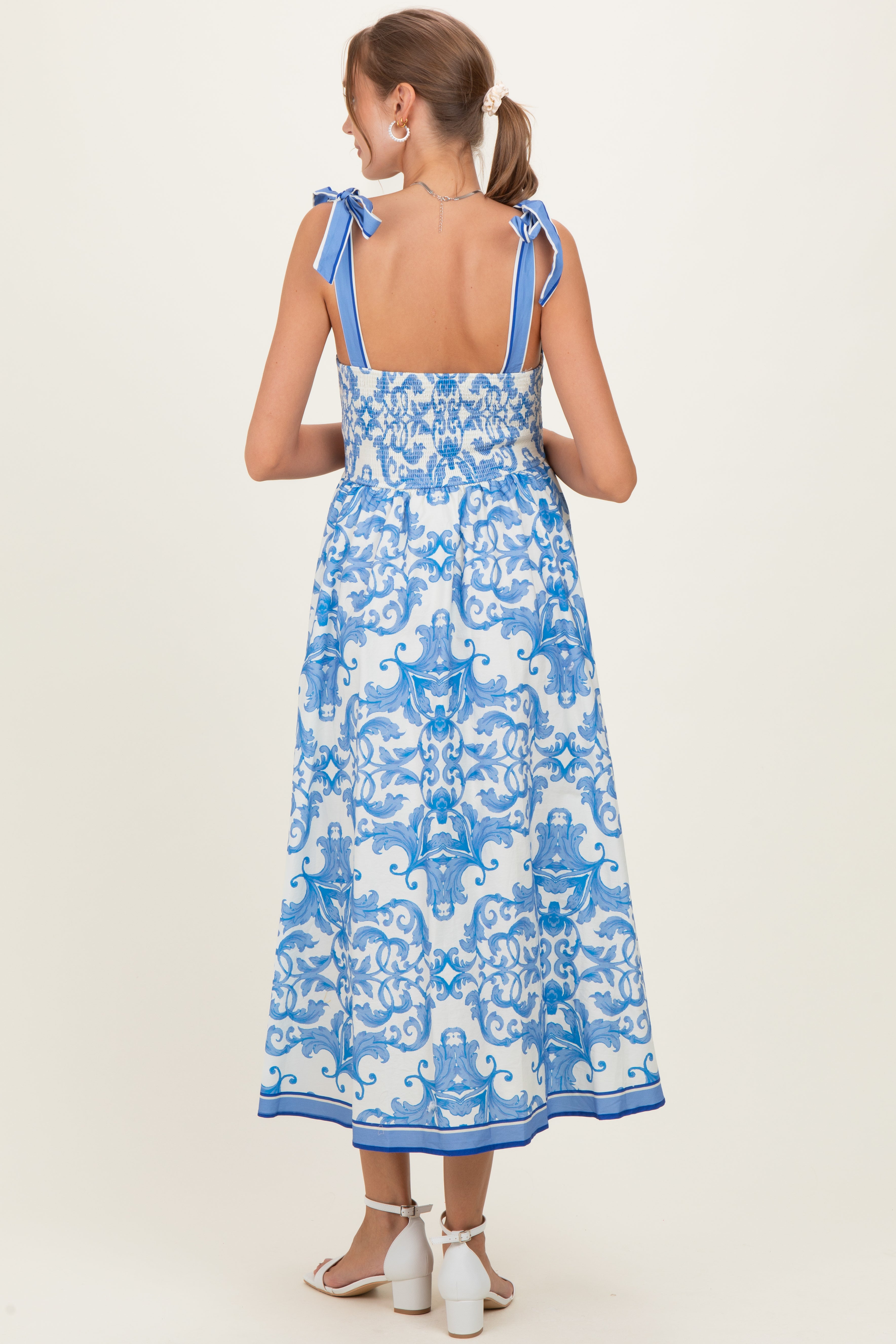 Blaues Umstands-Midikleid aus Damast mit Schulterbindung