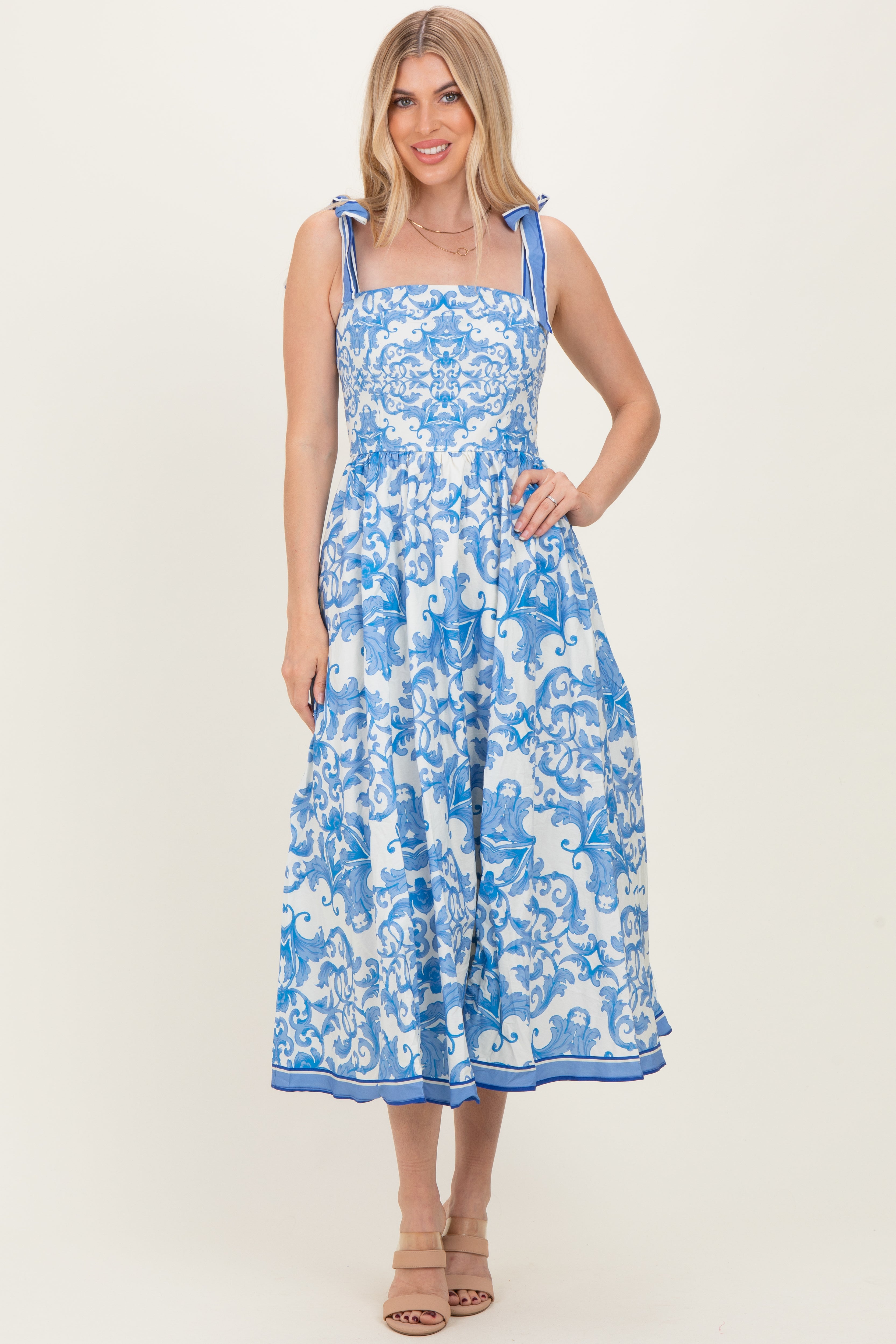 Blaues Umstands-Midikleid aus Damast mit Schulterbindung