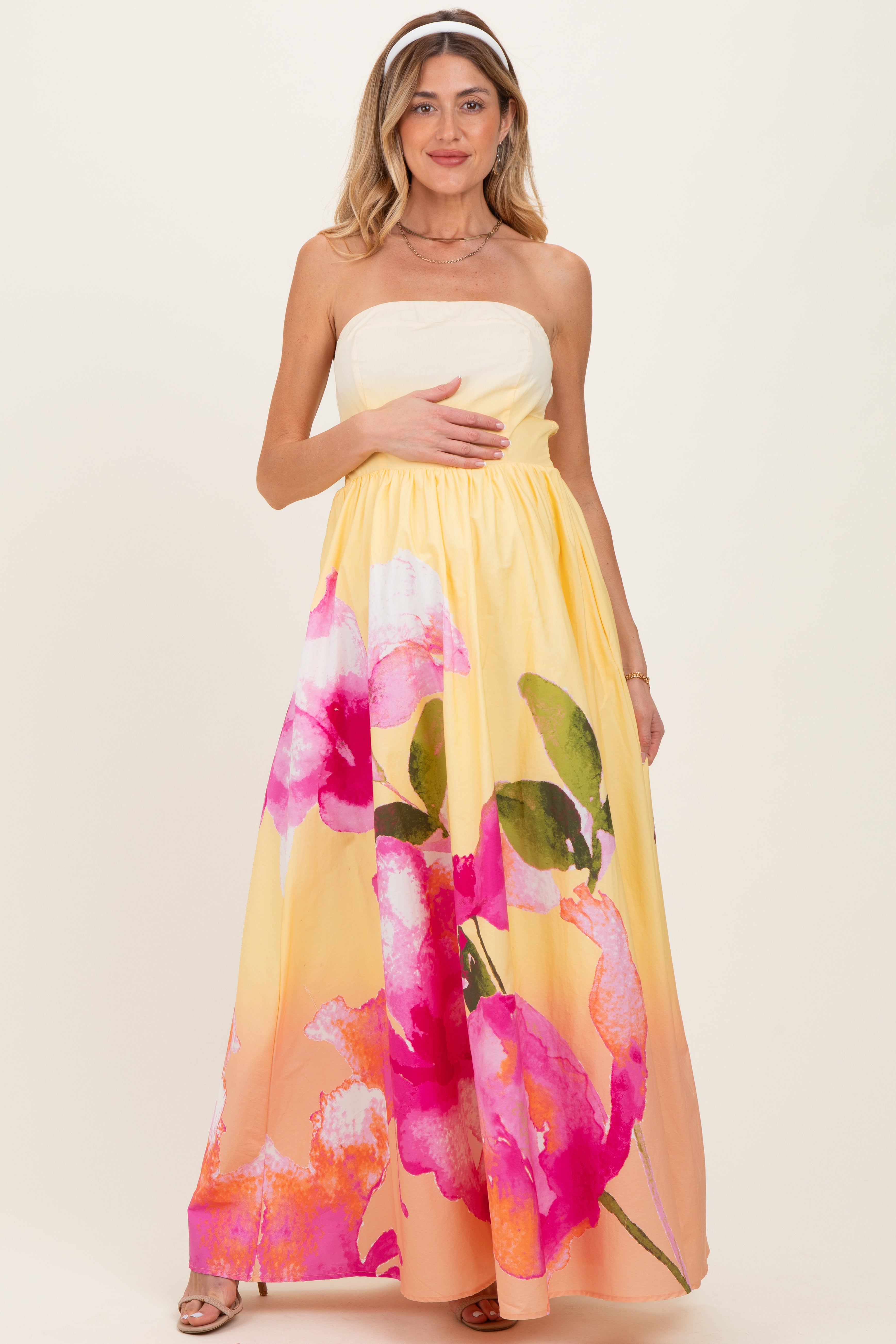 Hellgelbes trägerloses Umstandsmaxikleid mit Blumenmuster