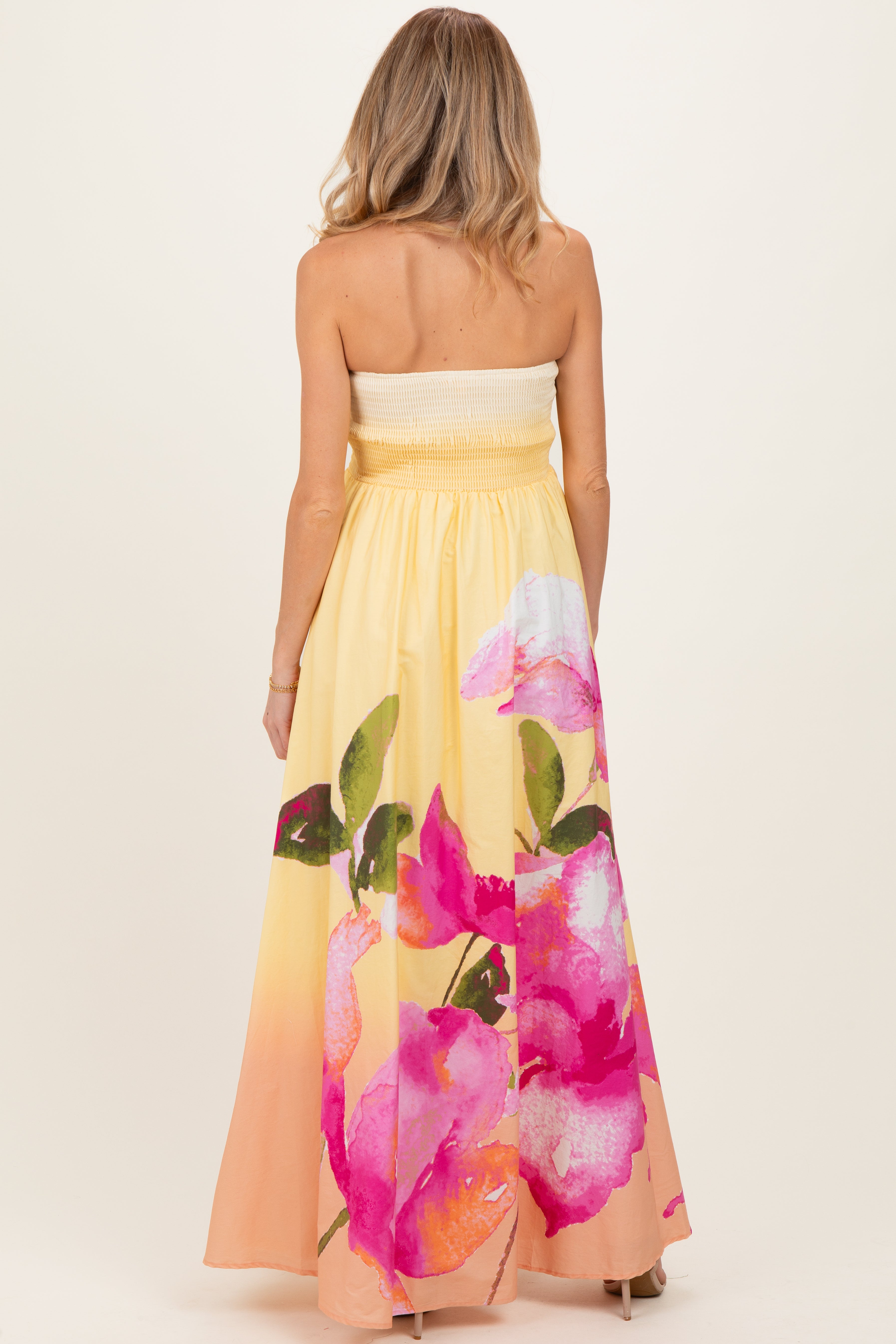 Hellgelbes trägerloses Umstandsmaxikleid mit Blumenmuster