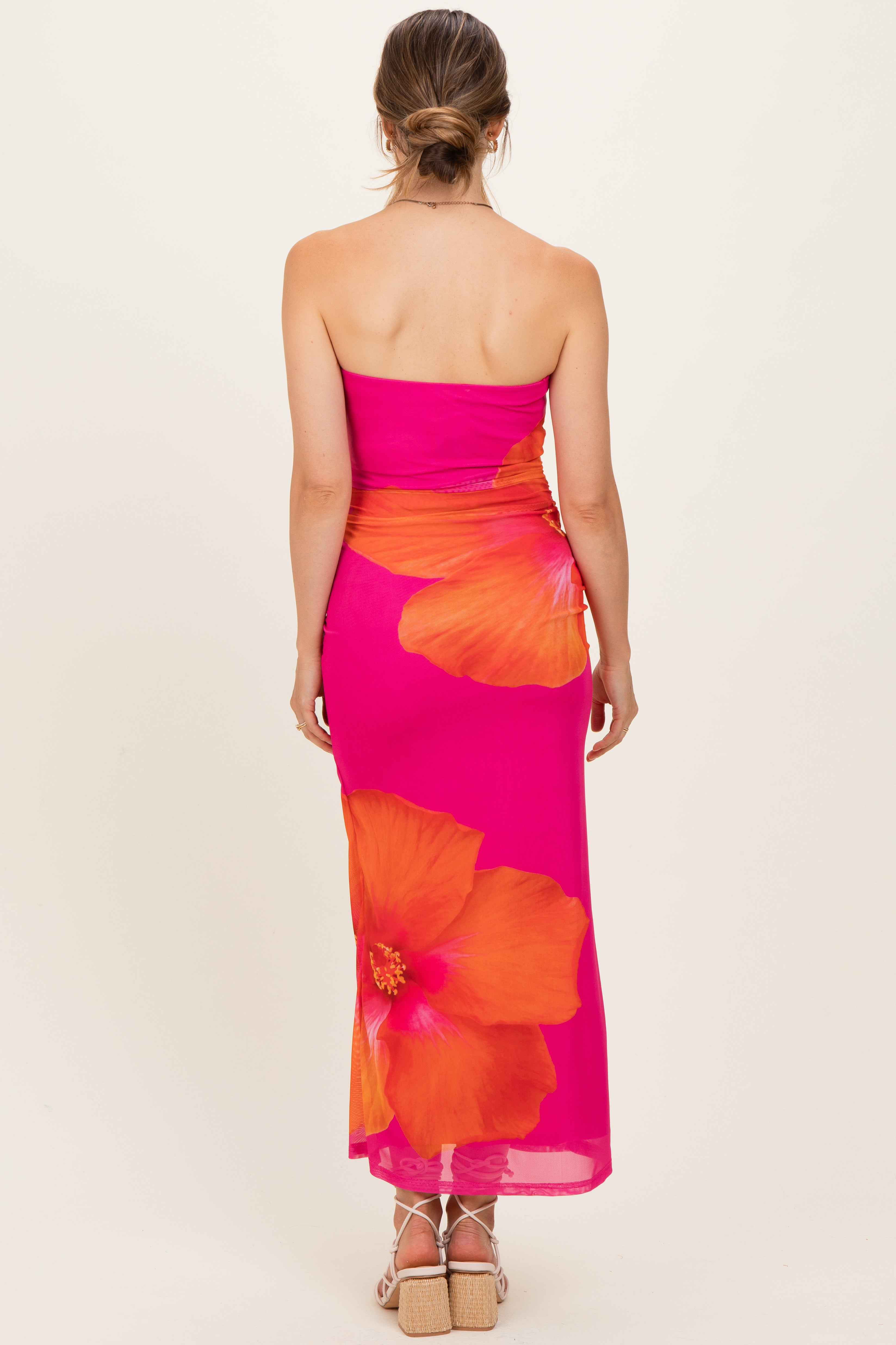 Florales, schulterfreies Umstandsmaxikleid in Fuchsia