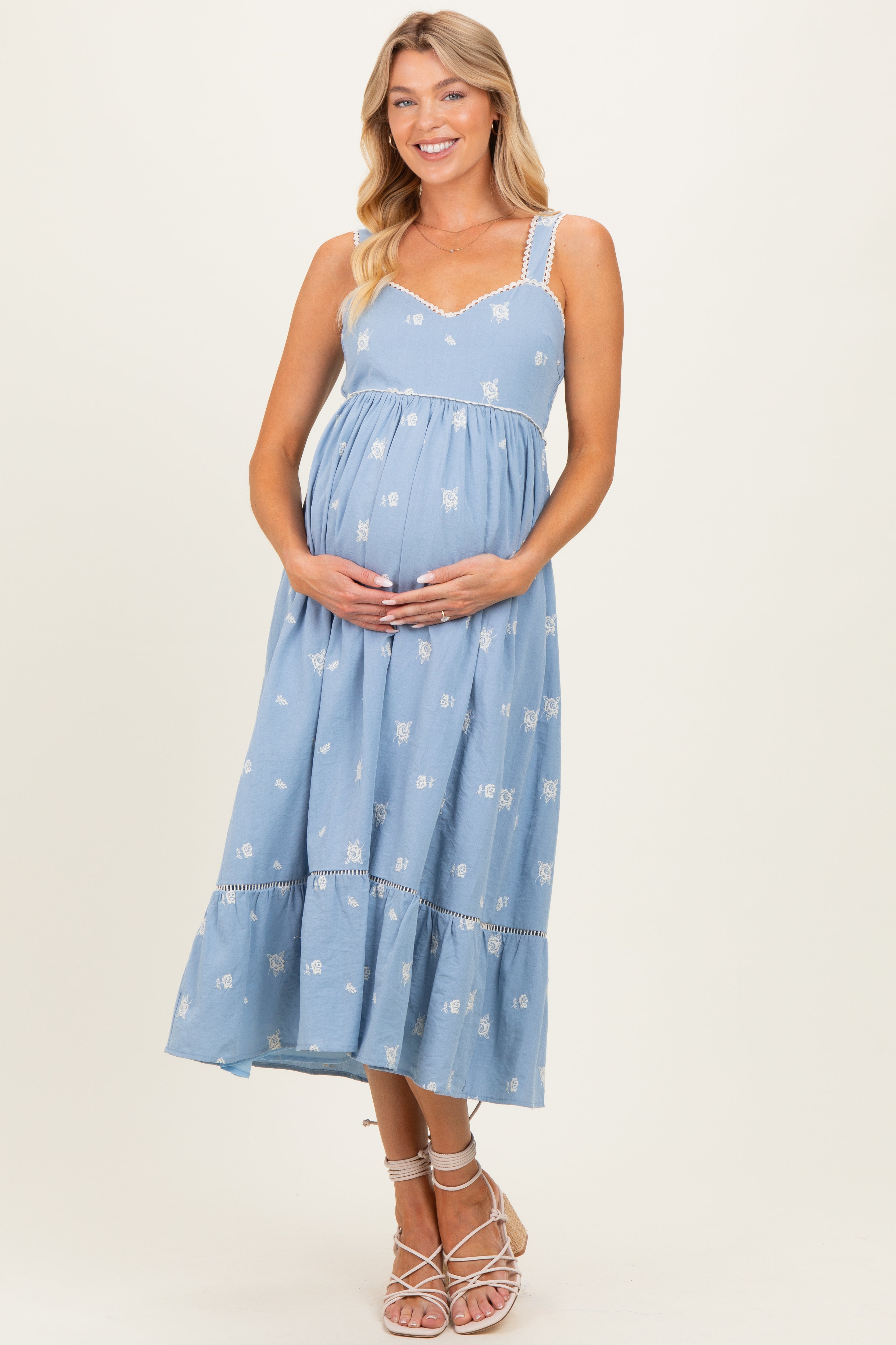 Vintage-Umstands-Midikleid mit Blumenmuster und Smok-Detail in Hellblau