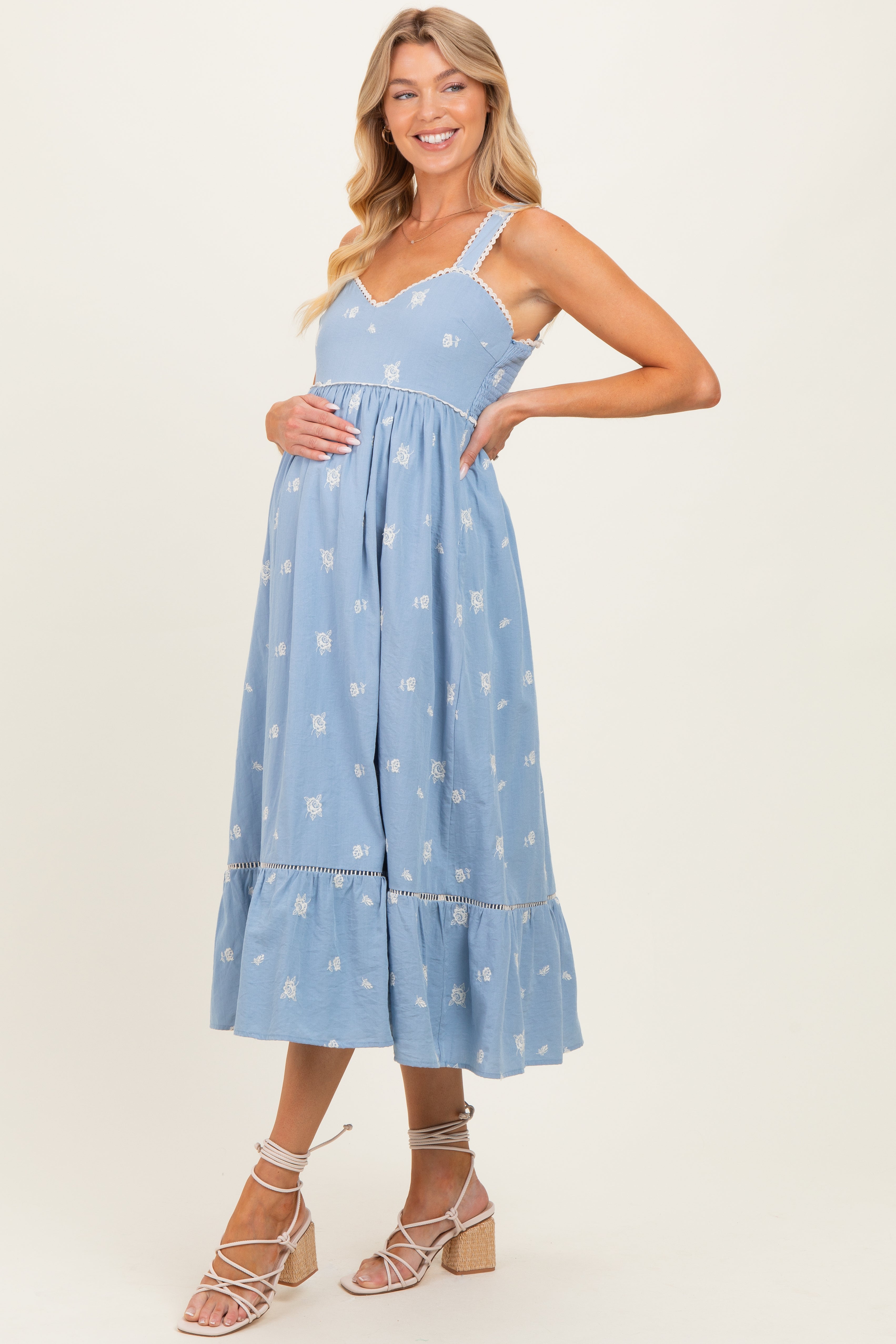 Vintage-Umstands-Midikleid mit Blumenmuster und Smok-Detail in Hellblau