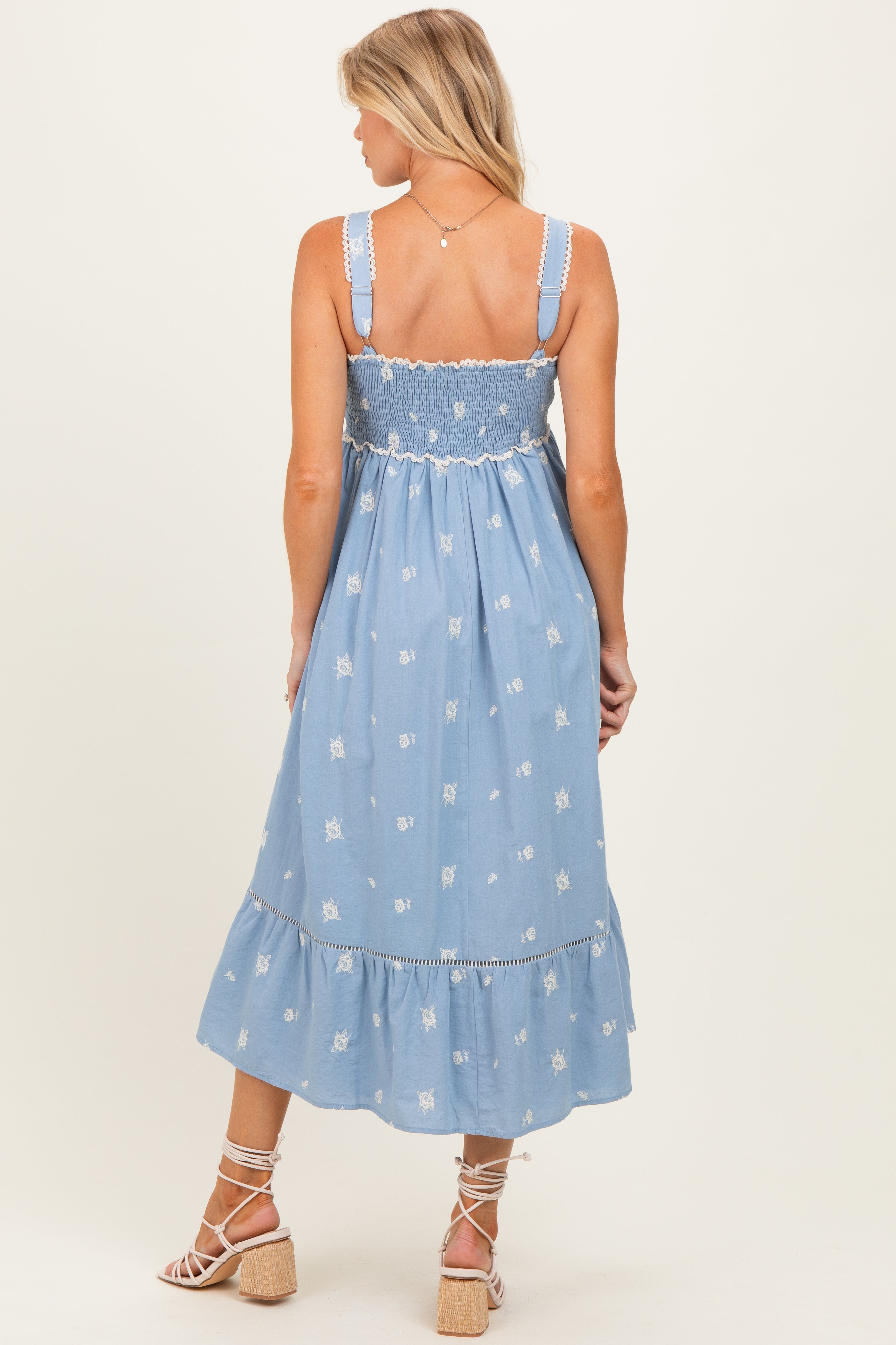 Vintage-Umstands-Midikleid mit Blumenmuster und Smok-Detail in Hellblau