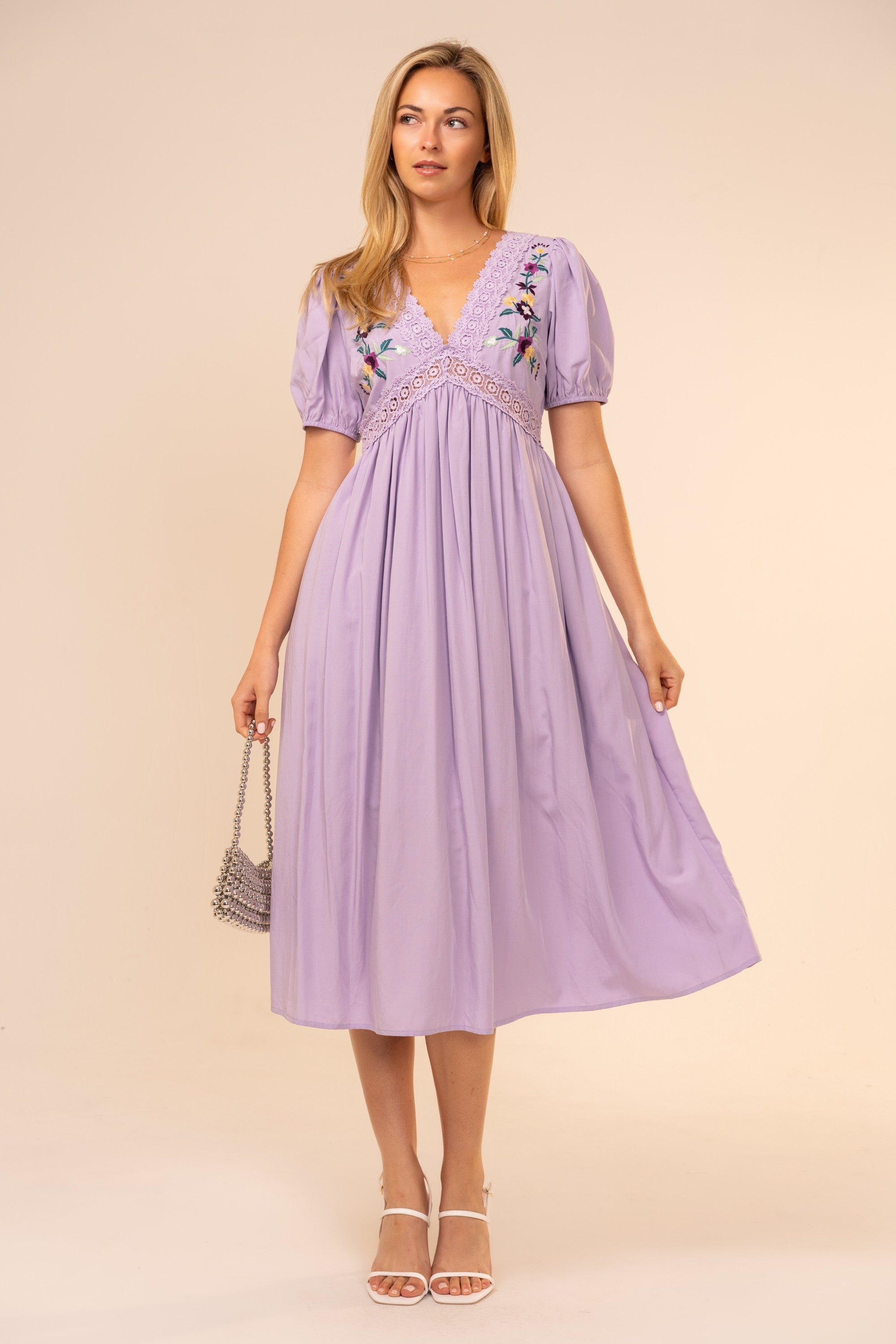 Besticktes Umstands-Midikleid mit Puffärmeln