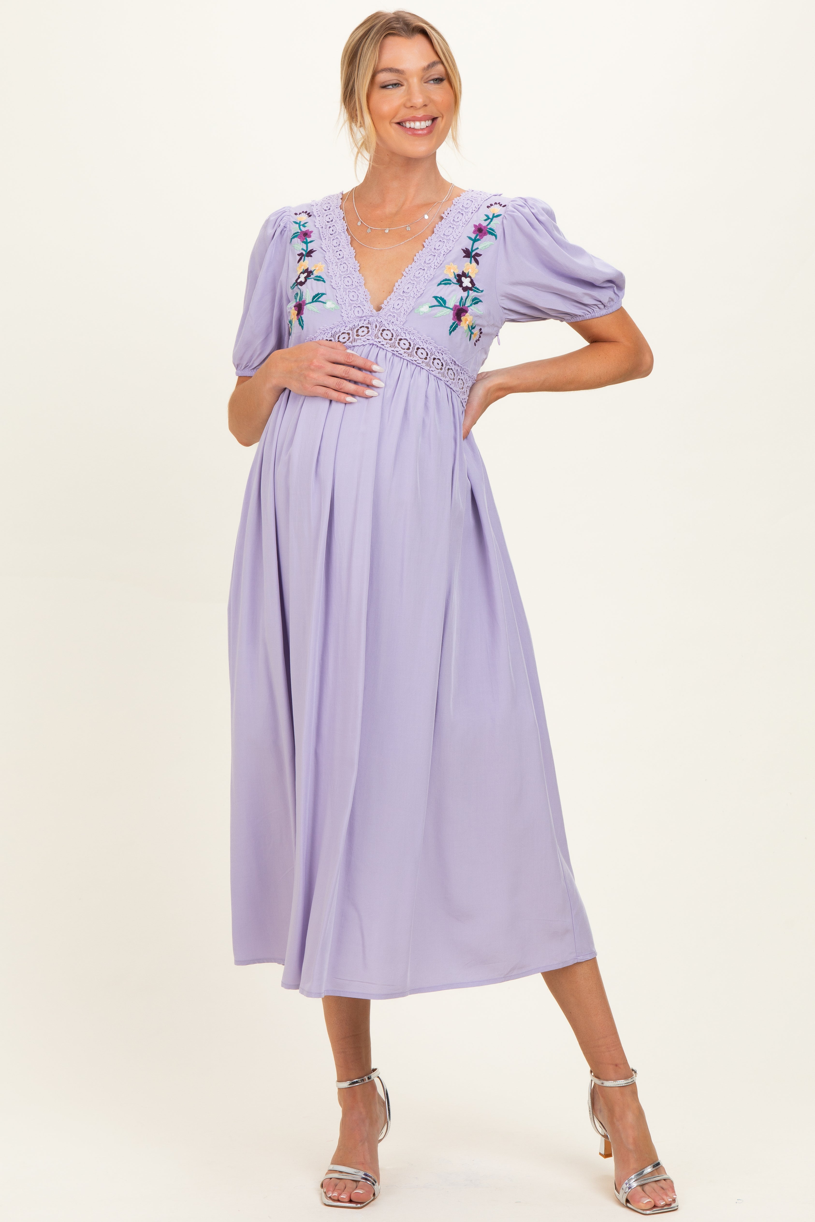 Besticktes Umstands-Midikleid mit Puffärmeln