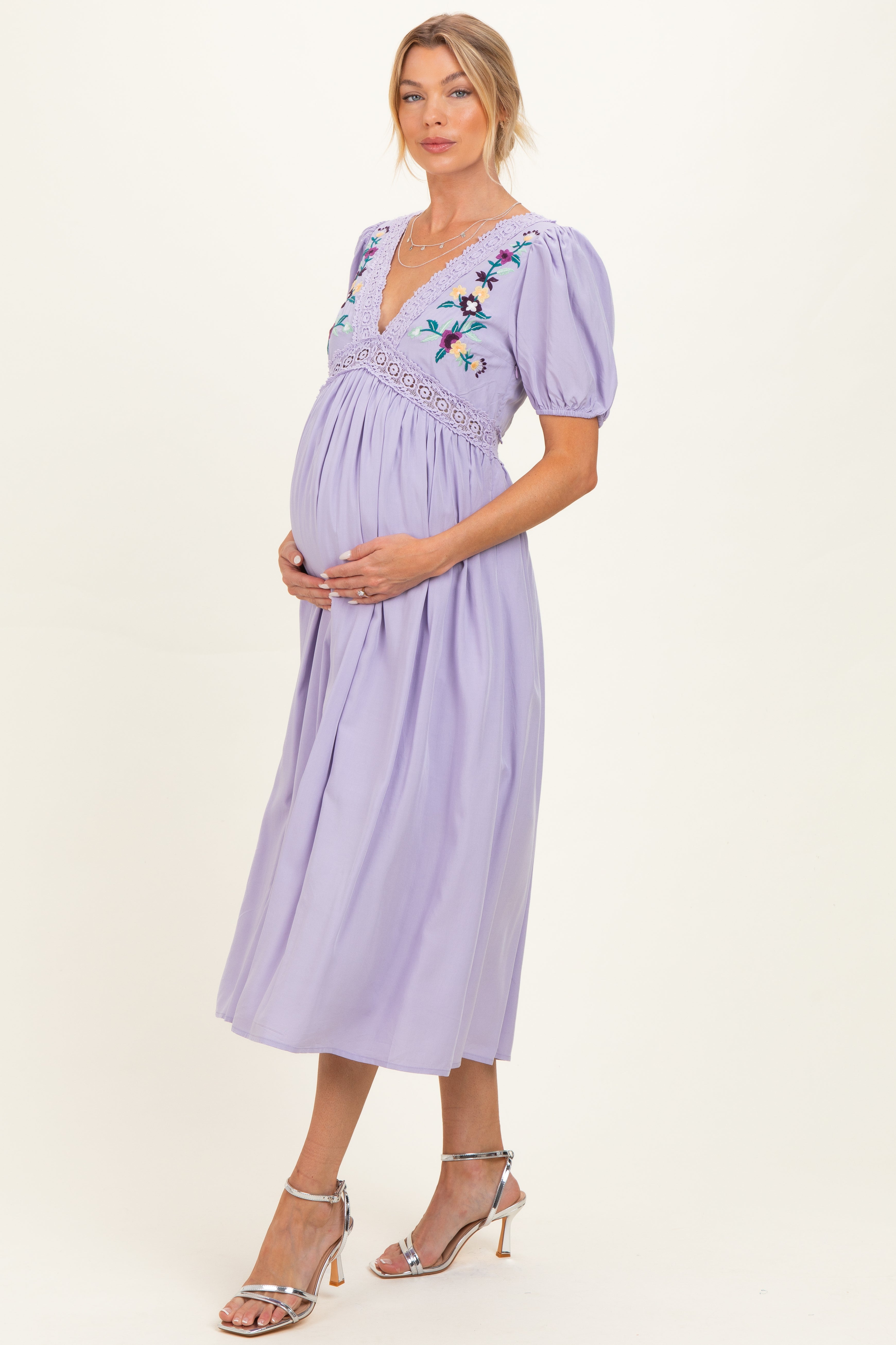 Besticktes Umstands-Midikleid mit Puffärmeln