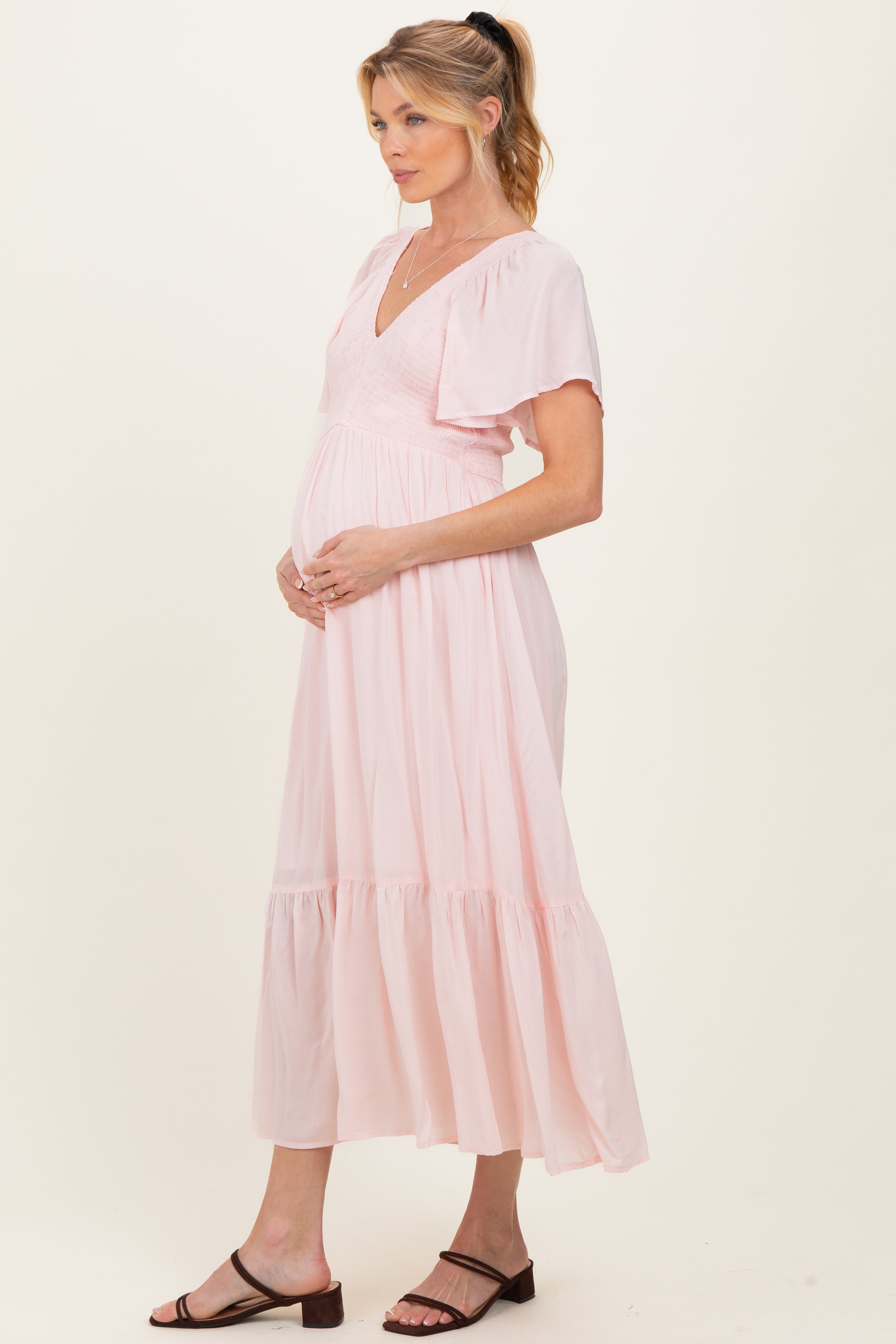 Gesmoktes Umstands-Midikleid in Zartrosa
