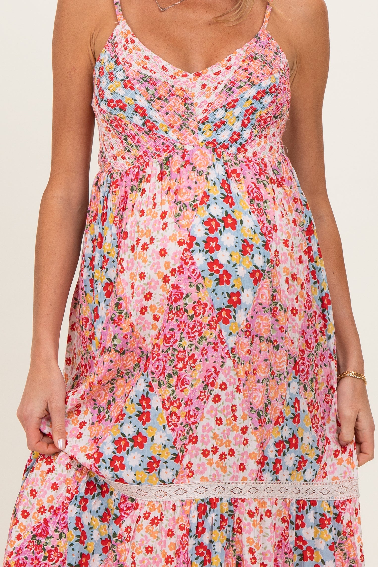 Umstands-Maxikleid in Rosa mit Smok-Oberteil, V-Ausschnitt und Spitzenbesatz