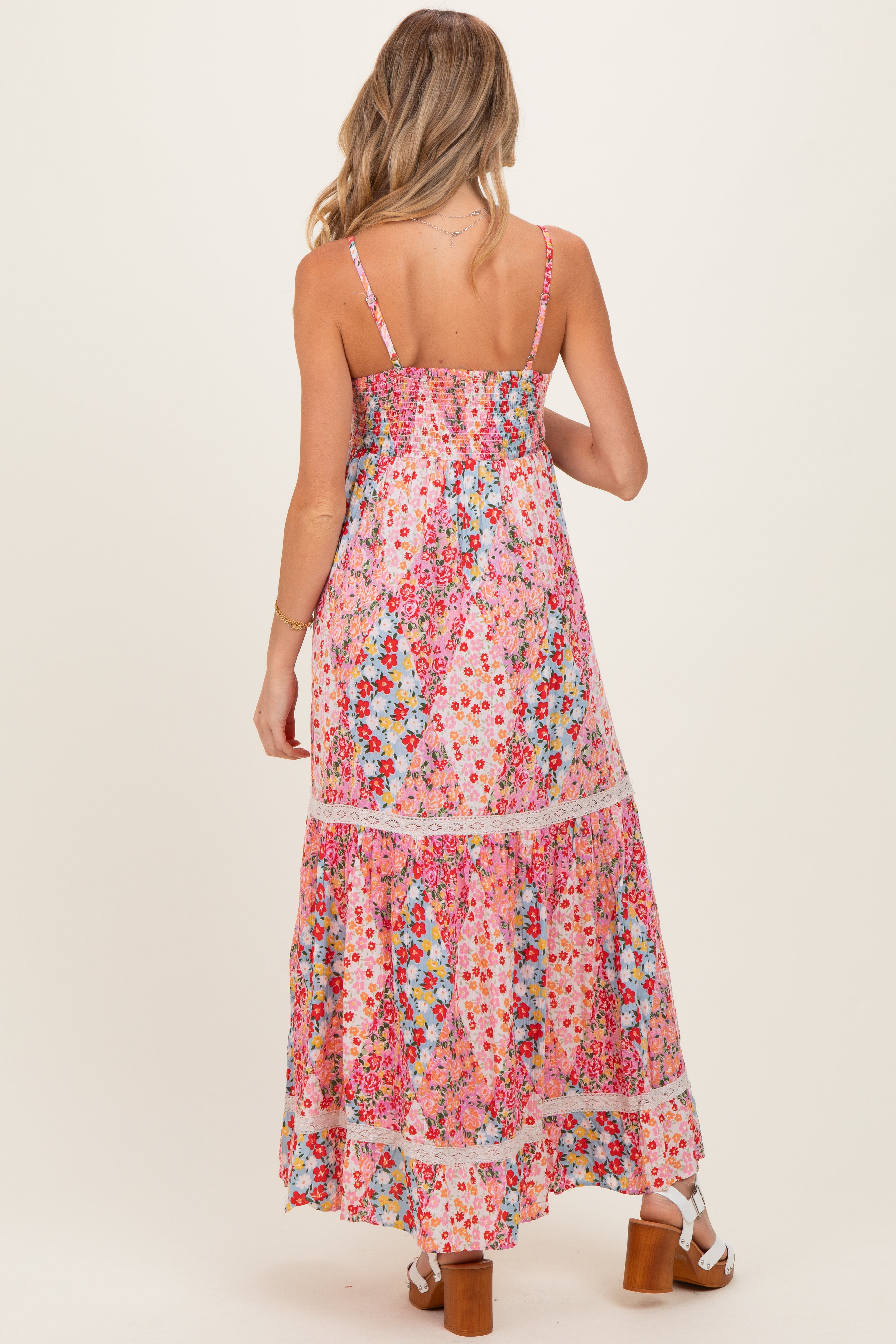 Umstands-Maxikleid in Rosa mit Smok-Oberteil, V-Ausschnitt und Spitzenbesatz