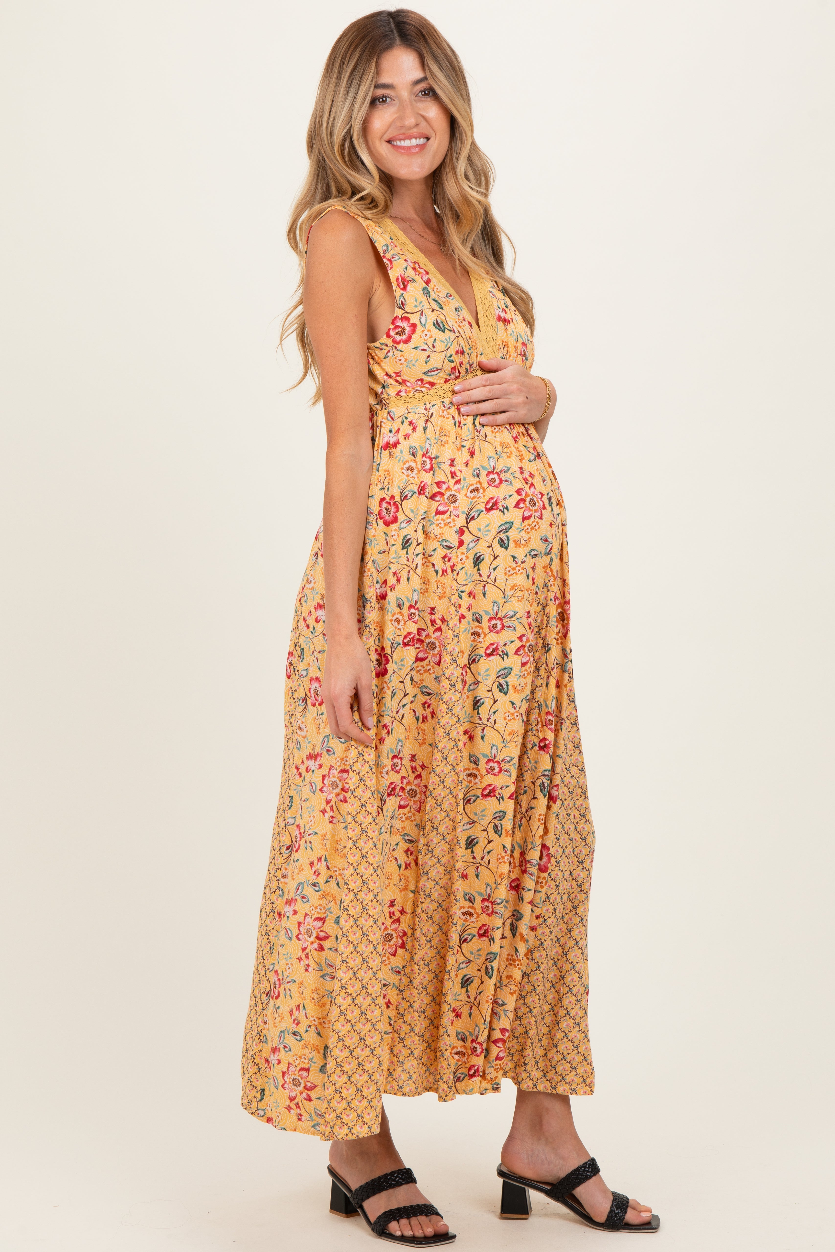 Umstands-Maxi-Trägerkleid in Gelb mit V-Ausschnitt, Spitzenbesatz und Doppelprint
