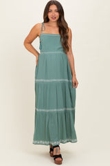 Besticktes Umstands-Maxikleid mit Stufenrock