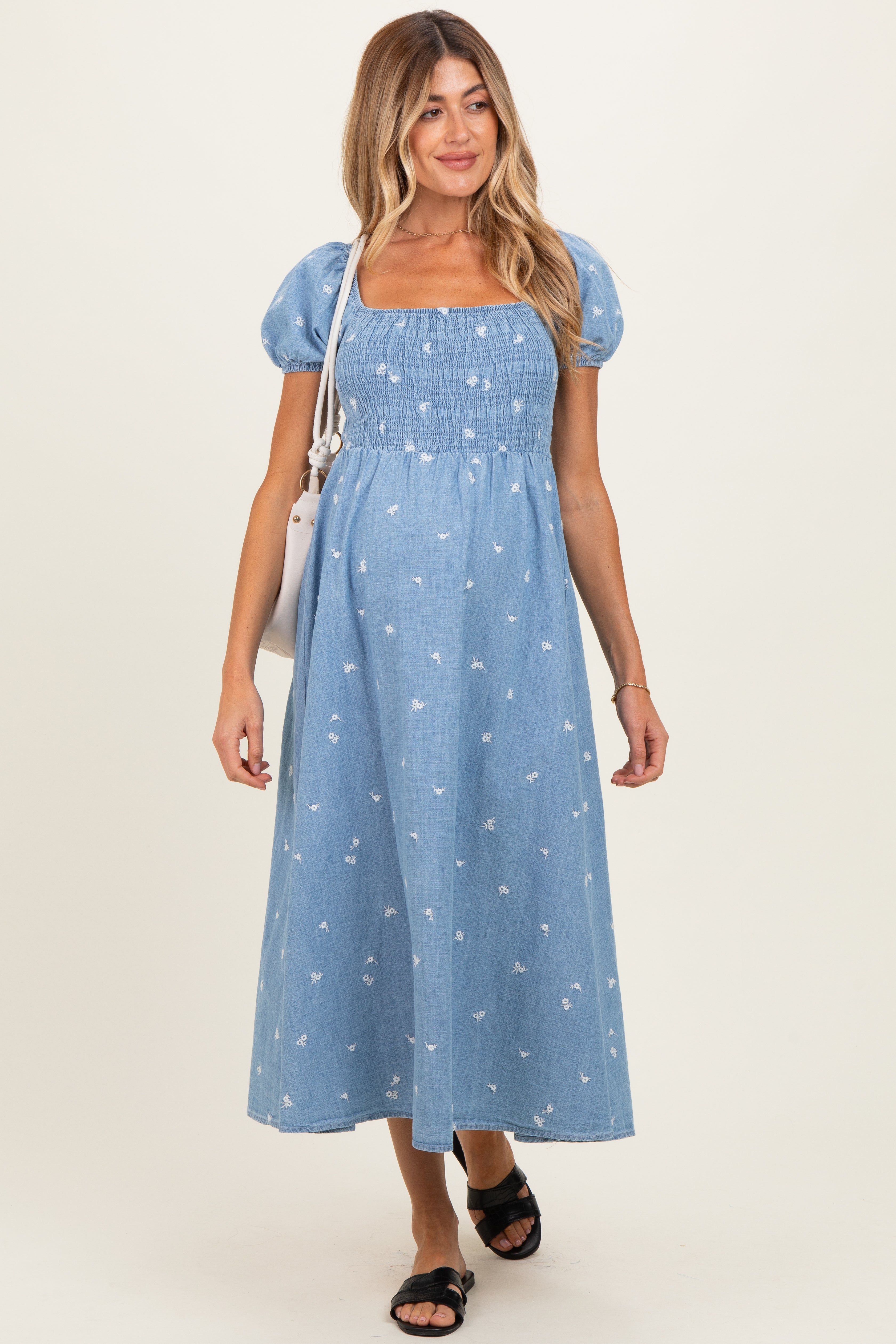 Umstands-Midikleid aus Chambray mit Stickerei und Smok-Detail