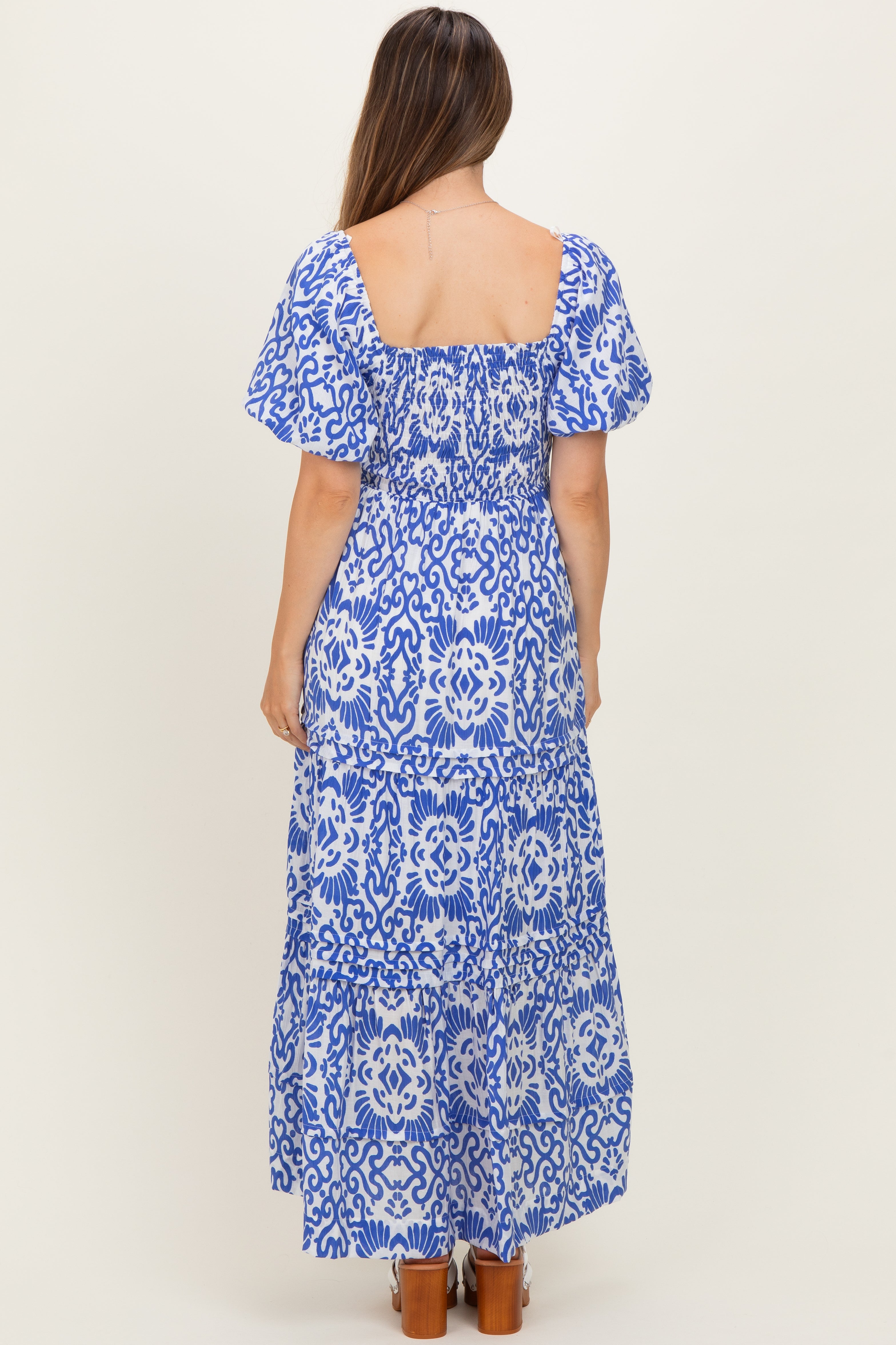 Gesmoktes Umstandsmaxikleid mit Print und Puffärmeln in Königsblau