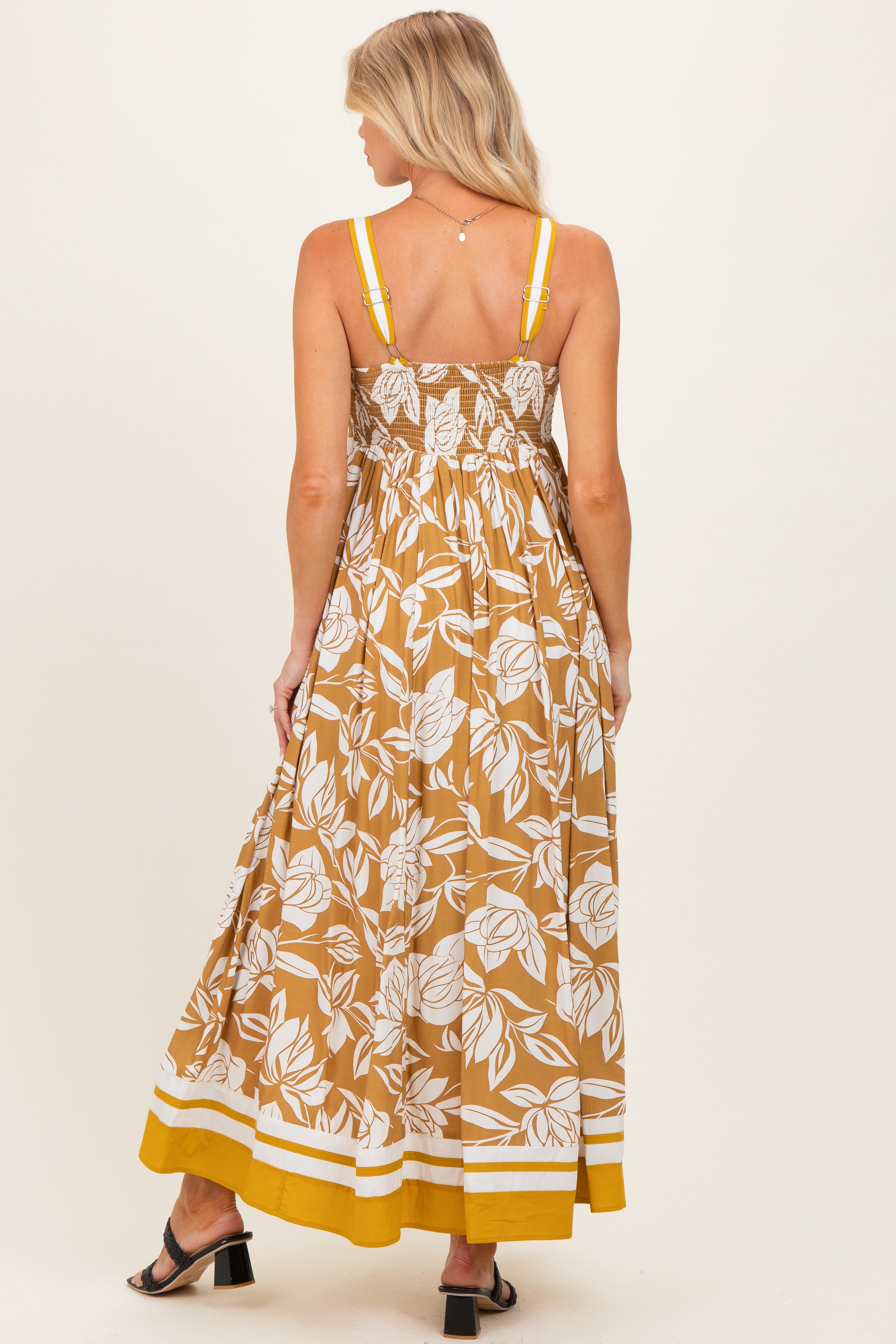 Ärmelloses florales Umstands-Maxikleid in Goldgelb
