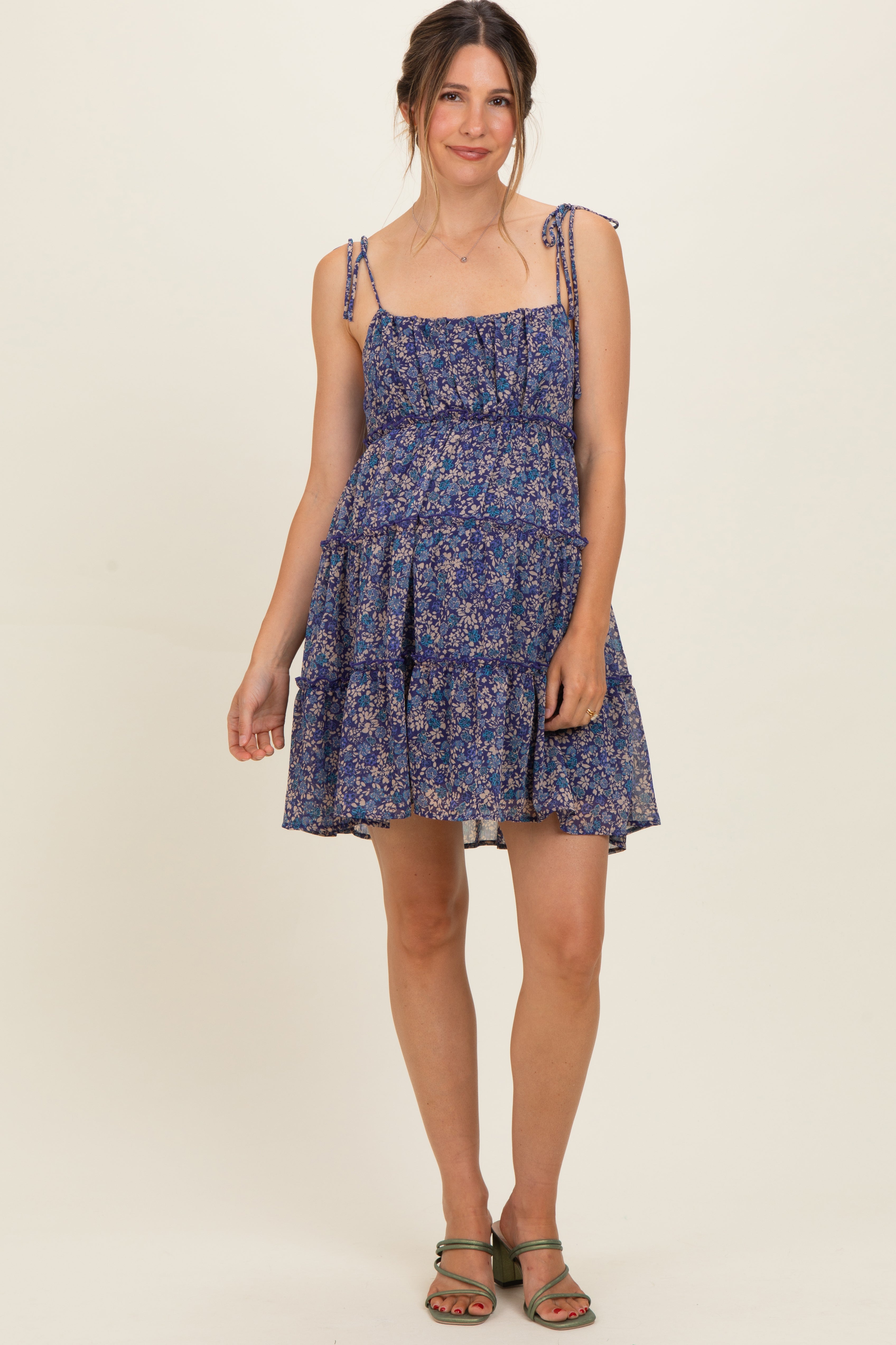 Marineblaues Umstands-Minikleid mit Blumenmuster, Schulterbindung und Stufenrock
