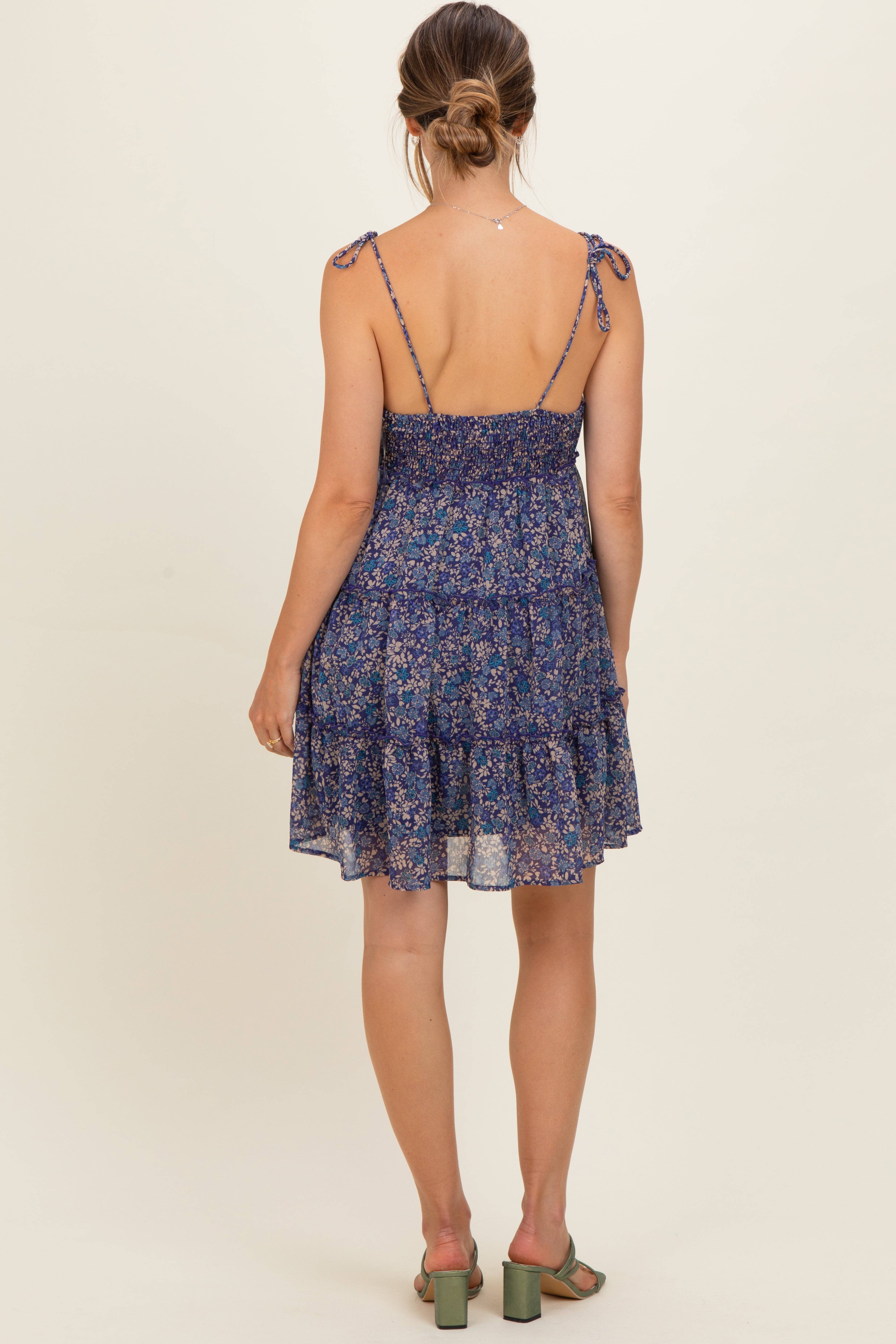 Marineblaues Umstands-Minikleid mit Blumenmuster, Schulterbindung und Stufenrock