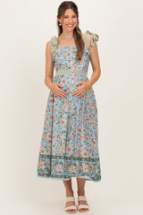 Florales Umstands-Midikleid mit Knopfleiste und Schulterbindern in Staubblau