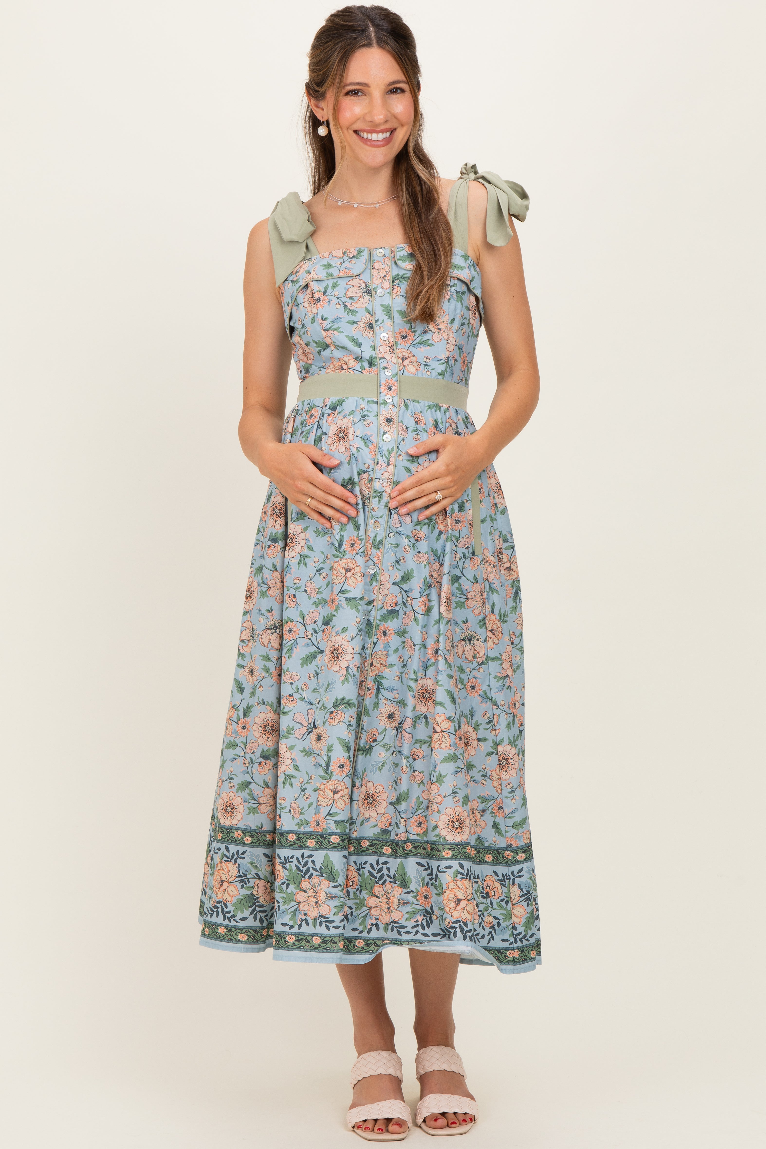Florales Umstands-Midikleid mit Knopfleiste und Schulterbindern in Staubblau