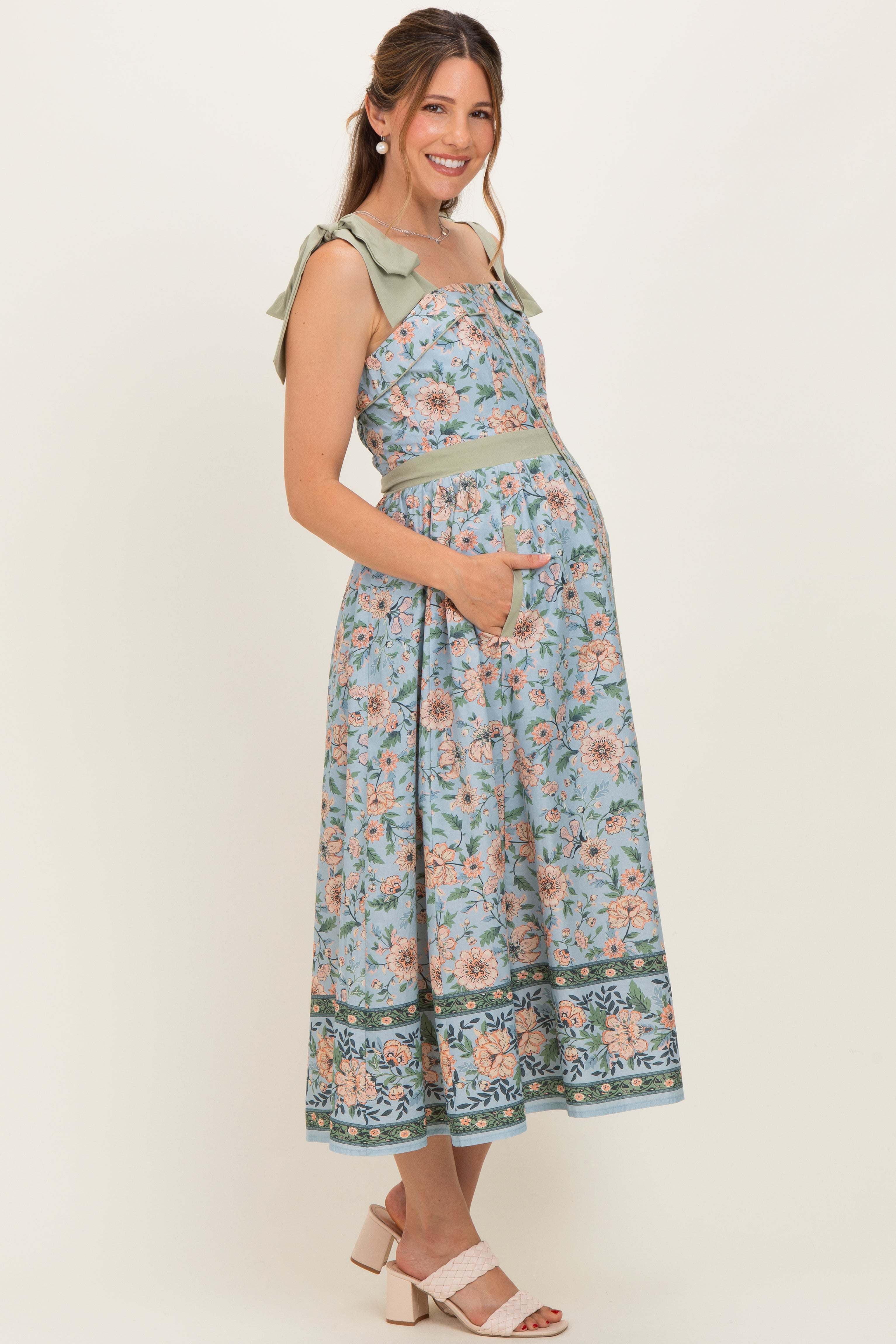 Florales Umstands-Midikleid mit Knopfleiste und Schulterbindern in Staubblau