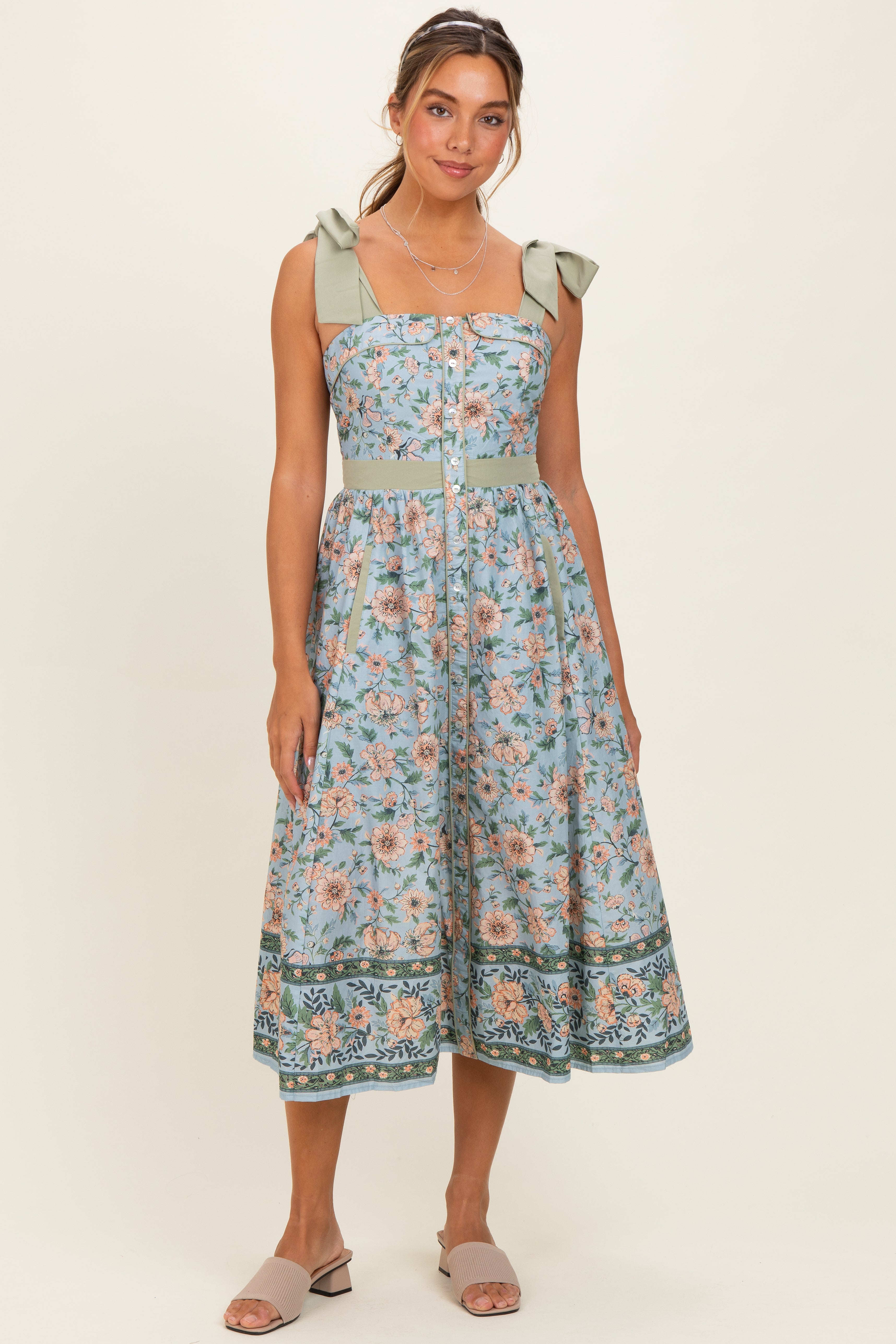 Florales Umstands-Midikleid mit Knopfleiste und Schulterbindern in Staubblau