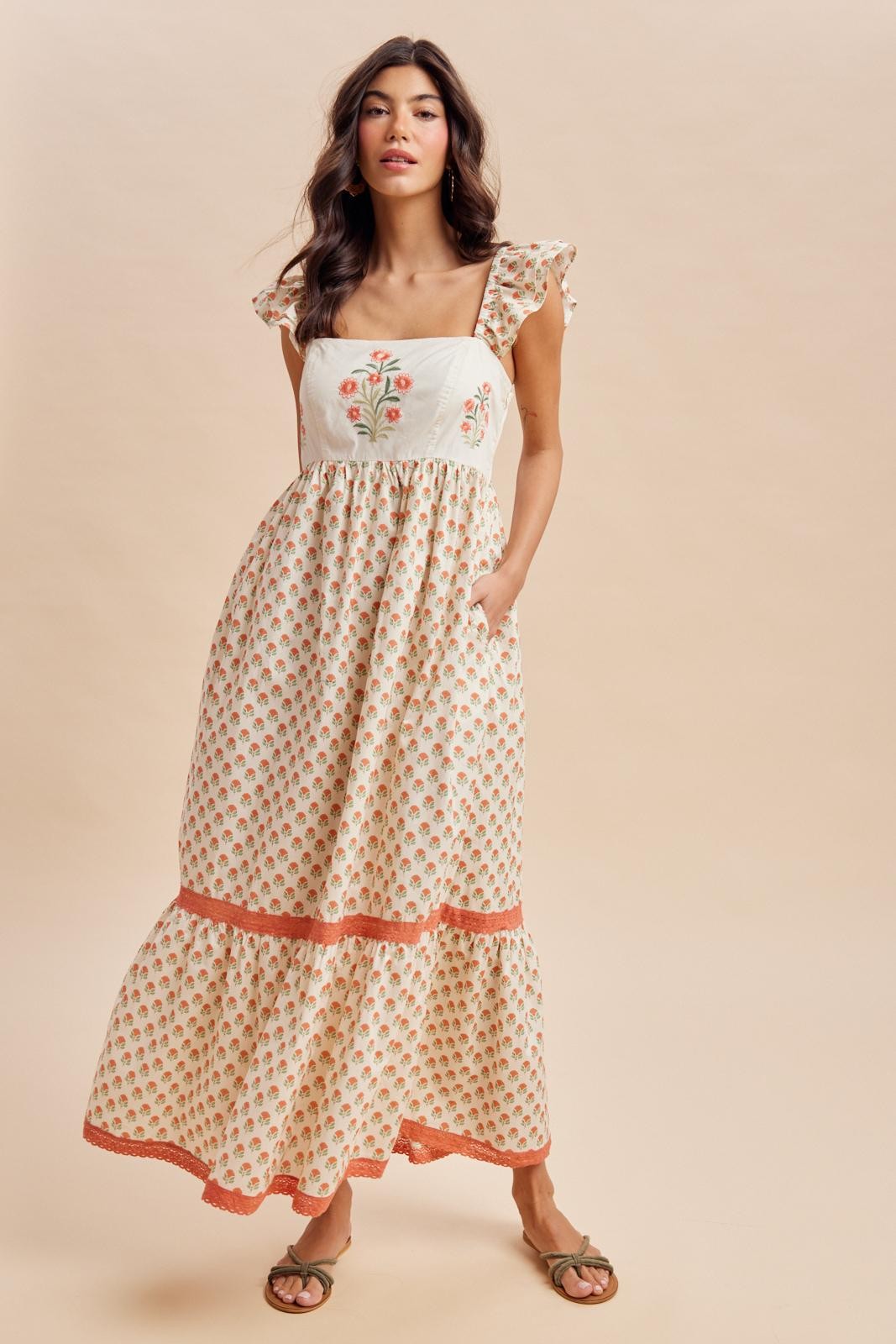 Florales besticktes Umstands-Maxikleid in Koralle
