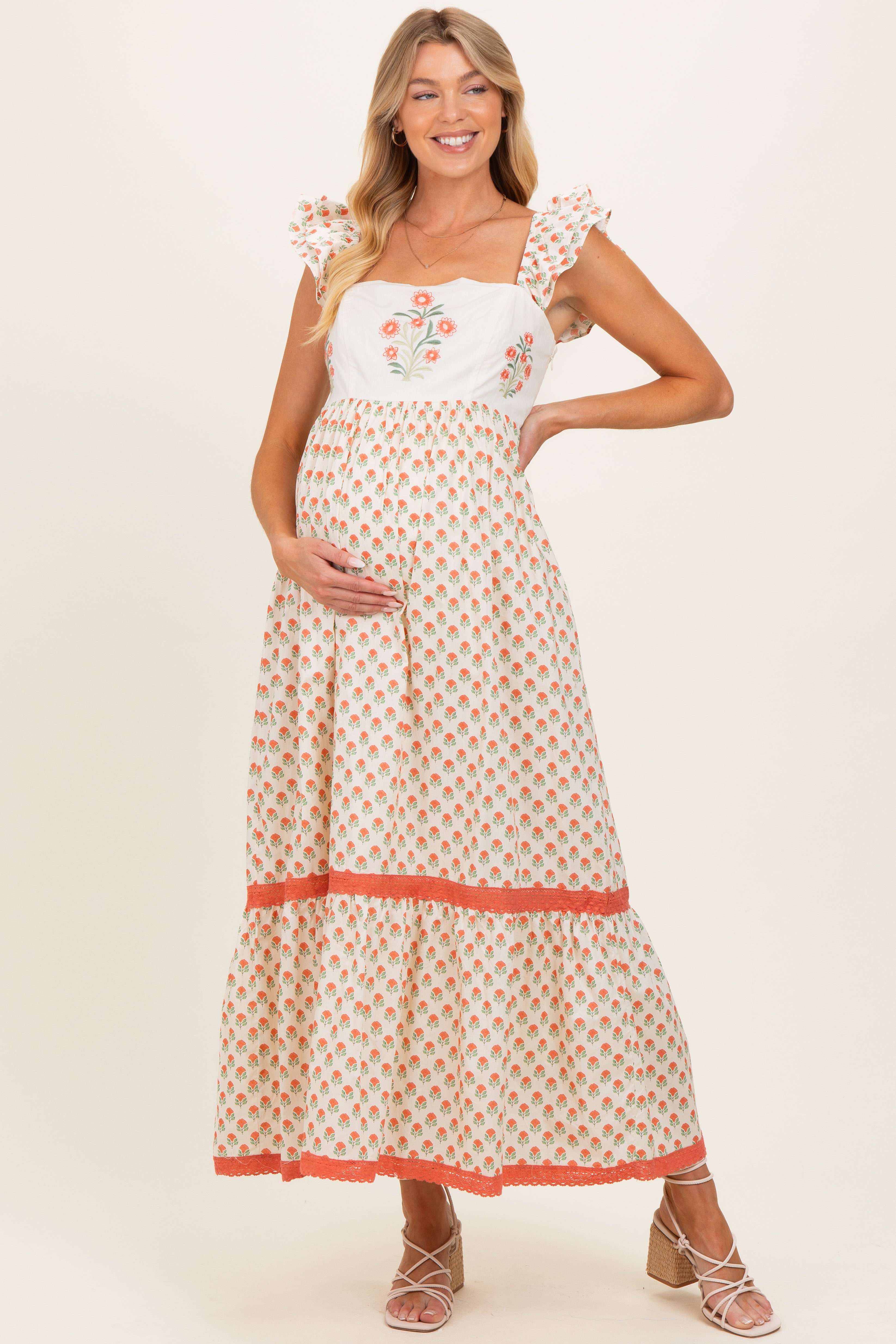 Florales besticktes Umstands-Maxikleid in Koralle