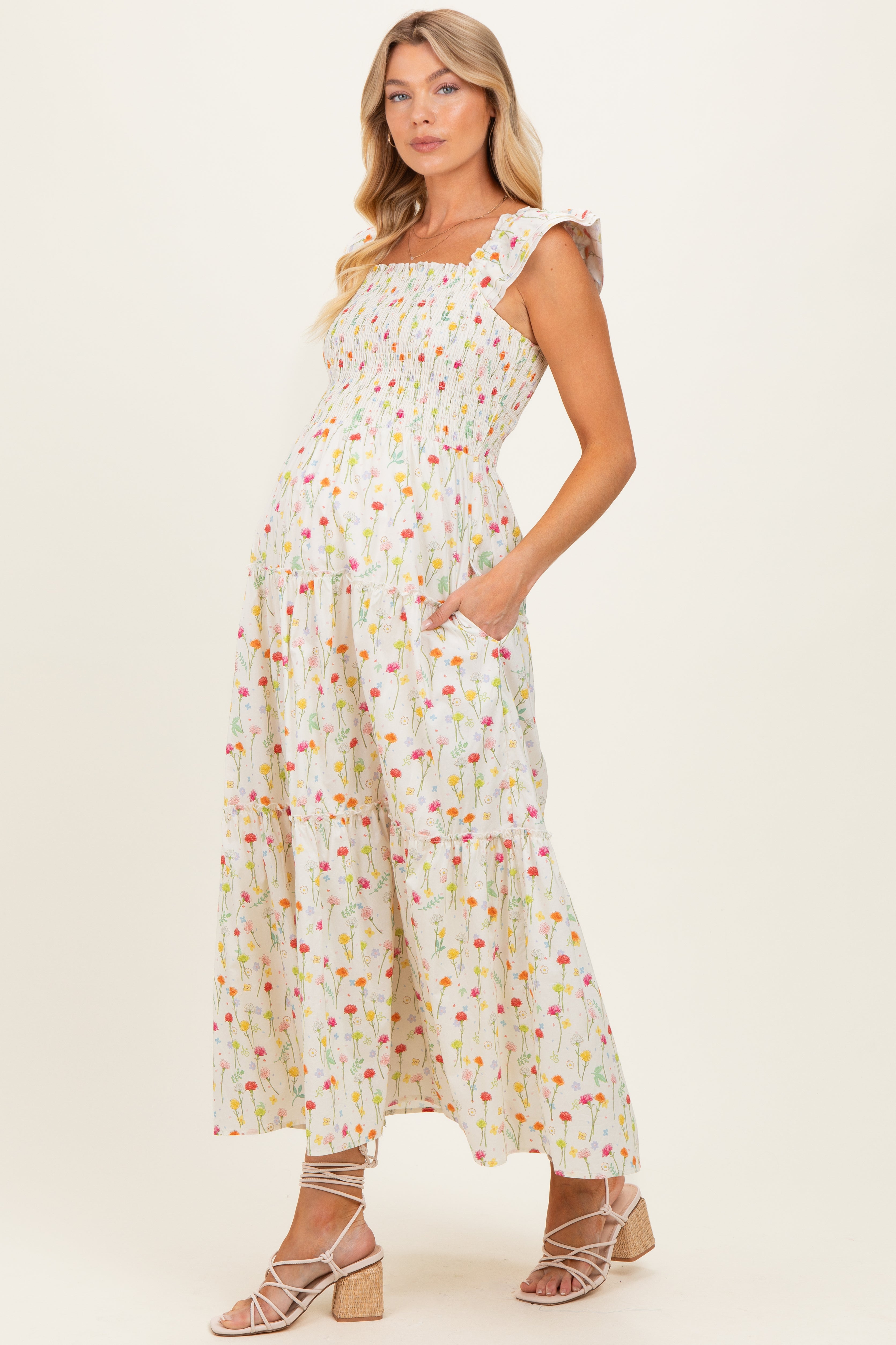 Florales Umstands-Maxikleid mit Smok-Detail in Creme