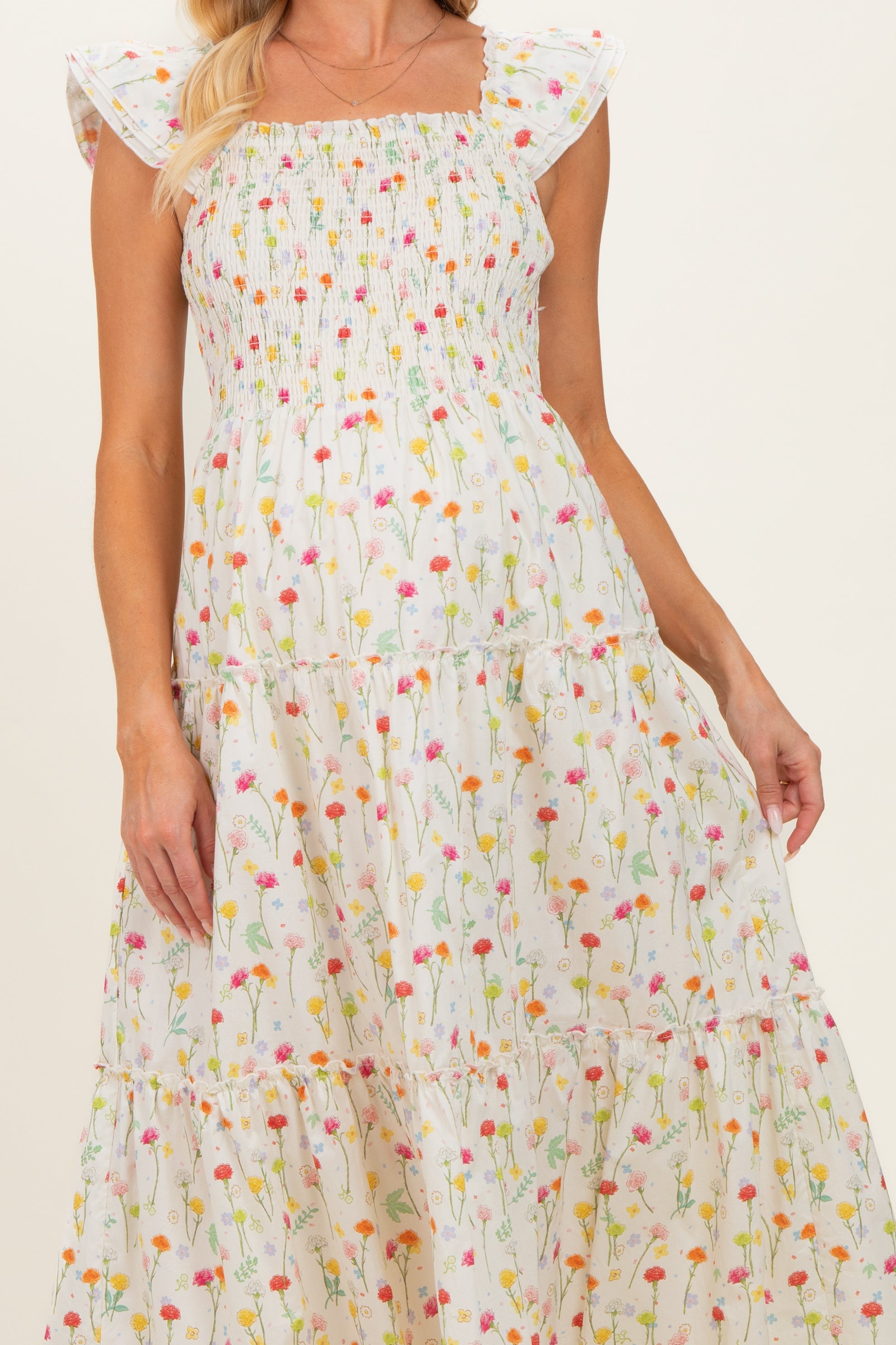 Florales Umstands-Maxikleid mit Smok-Detail in Creme